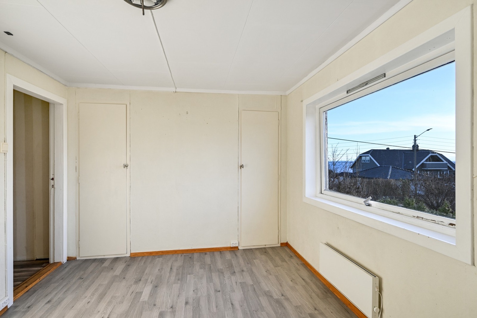 Garderobe bak denne veggen Galleribilde