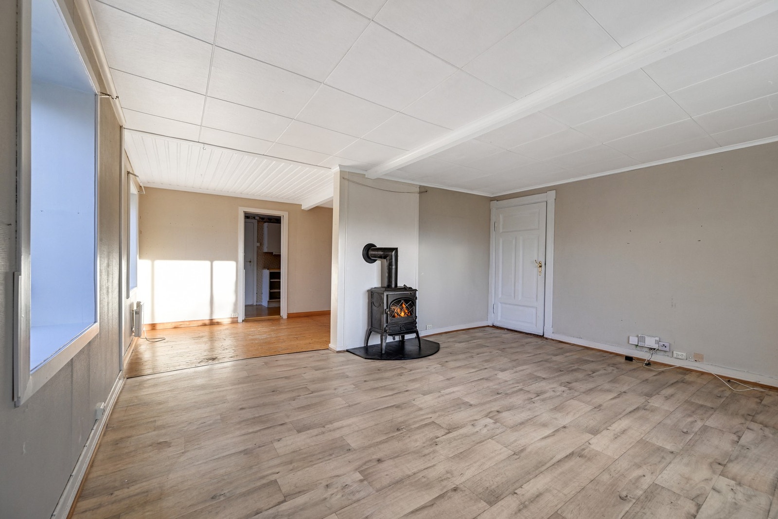 Stor stue med peis og mange muligheter Galleribilde