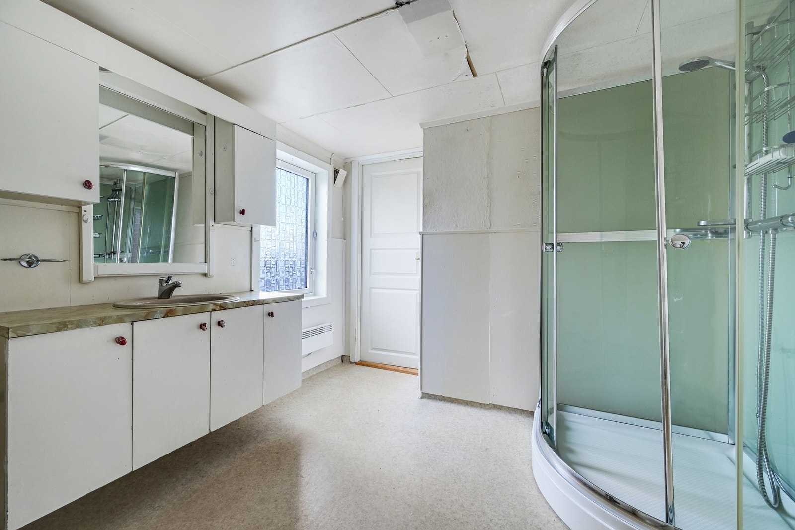 Inneholder dusjkabinett, toalett og servant Galleribilde