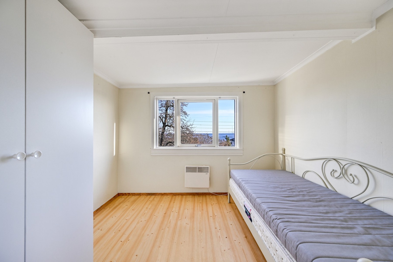 Soverom to, her med skap og utsikt Galleribilde