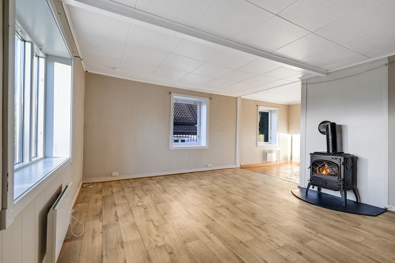 Plass til å møblere med både spisebod og en stor sofaseksjon Galleribilde