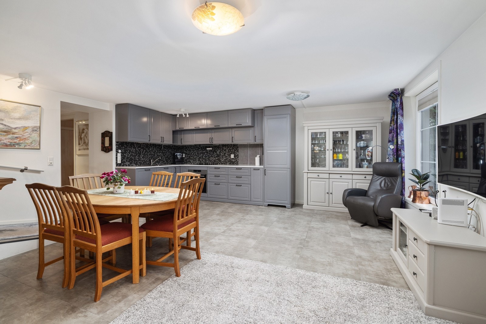 Romslig og sosialt allrom med plass til sofa og spisebord i egne soner. Galleribilde