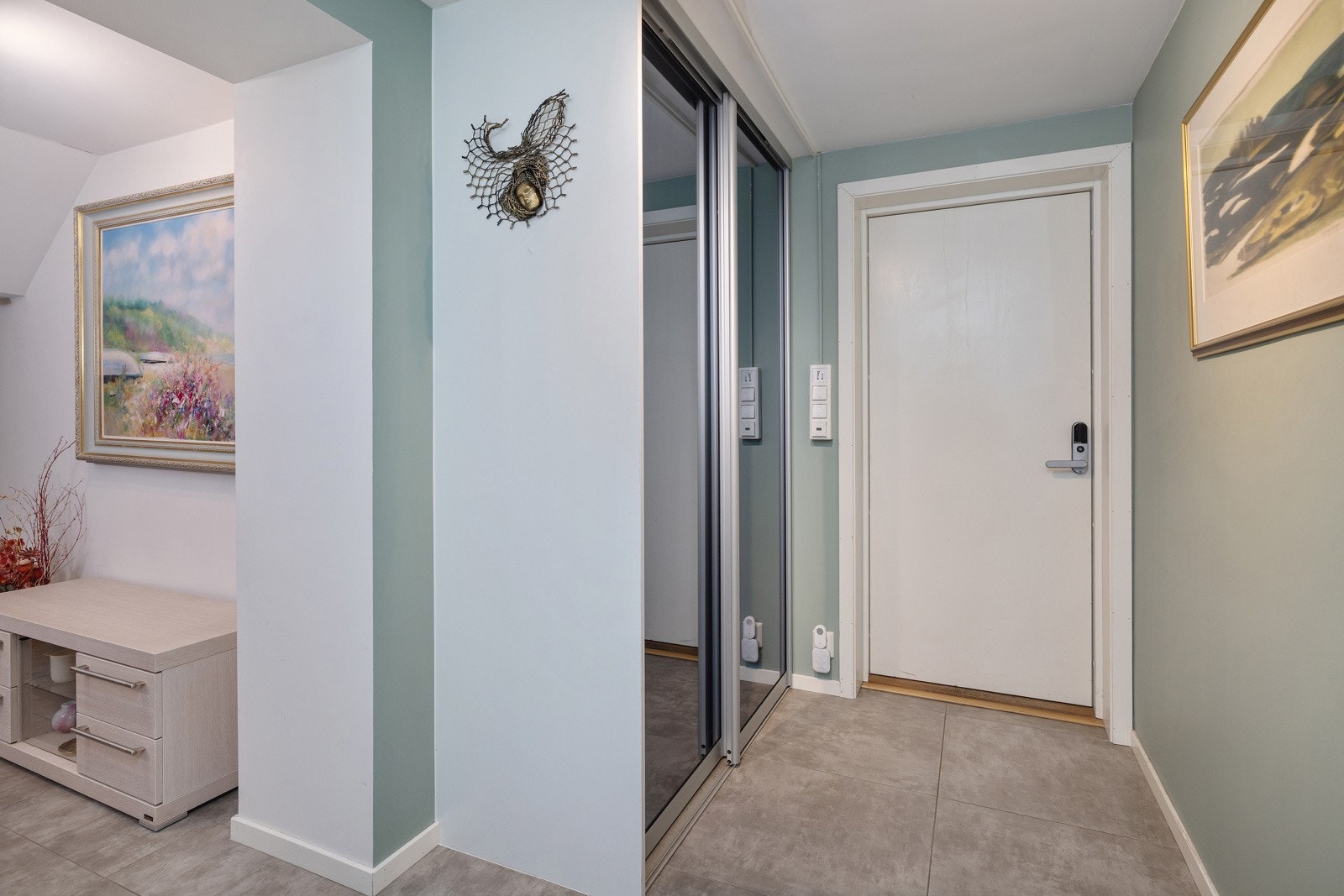 Trappefri adkomst inn til en hyggelig entré med skyvedørsgarderobe. Praktisk kodelås på ytterdøren. Galleribilde