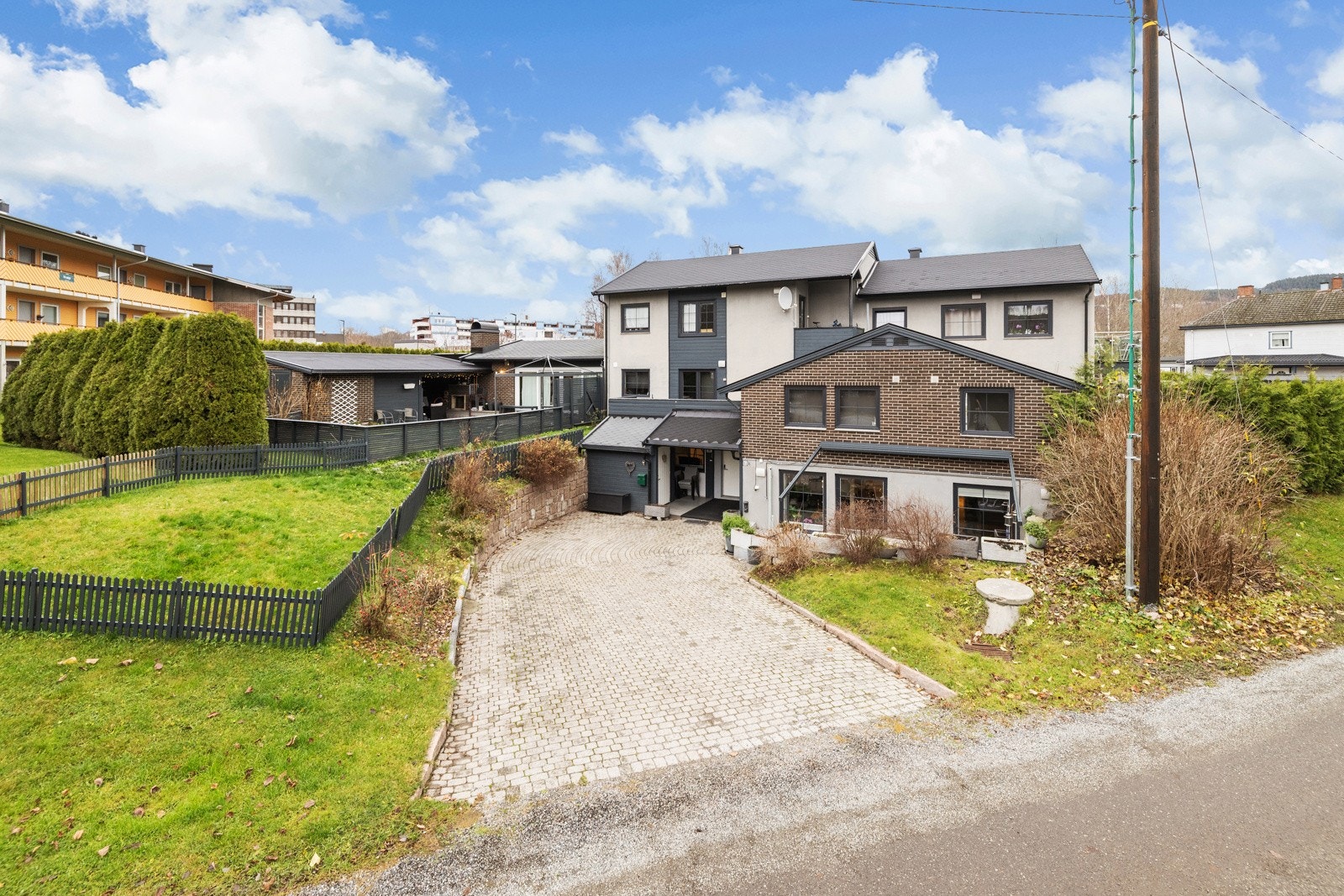 Leiligheten ligger i et hyggelig flermannsbolig med 6 seksjoner, hvor denne seksjonen som selges ligger i 1. etasje/underetasjen med privat inngangsparti. Galleribilde