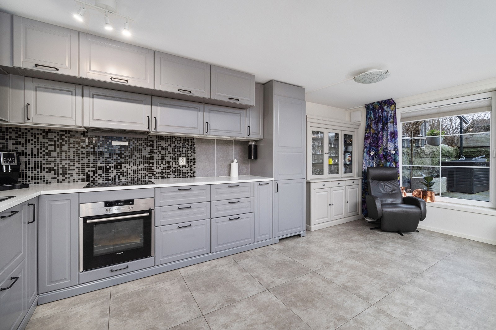 Komplett utstyrt med integrerte hvitevarer som oppvaskmaskin, stekeovn, platetopp og kjøleskap. Galleribilde