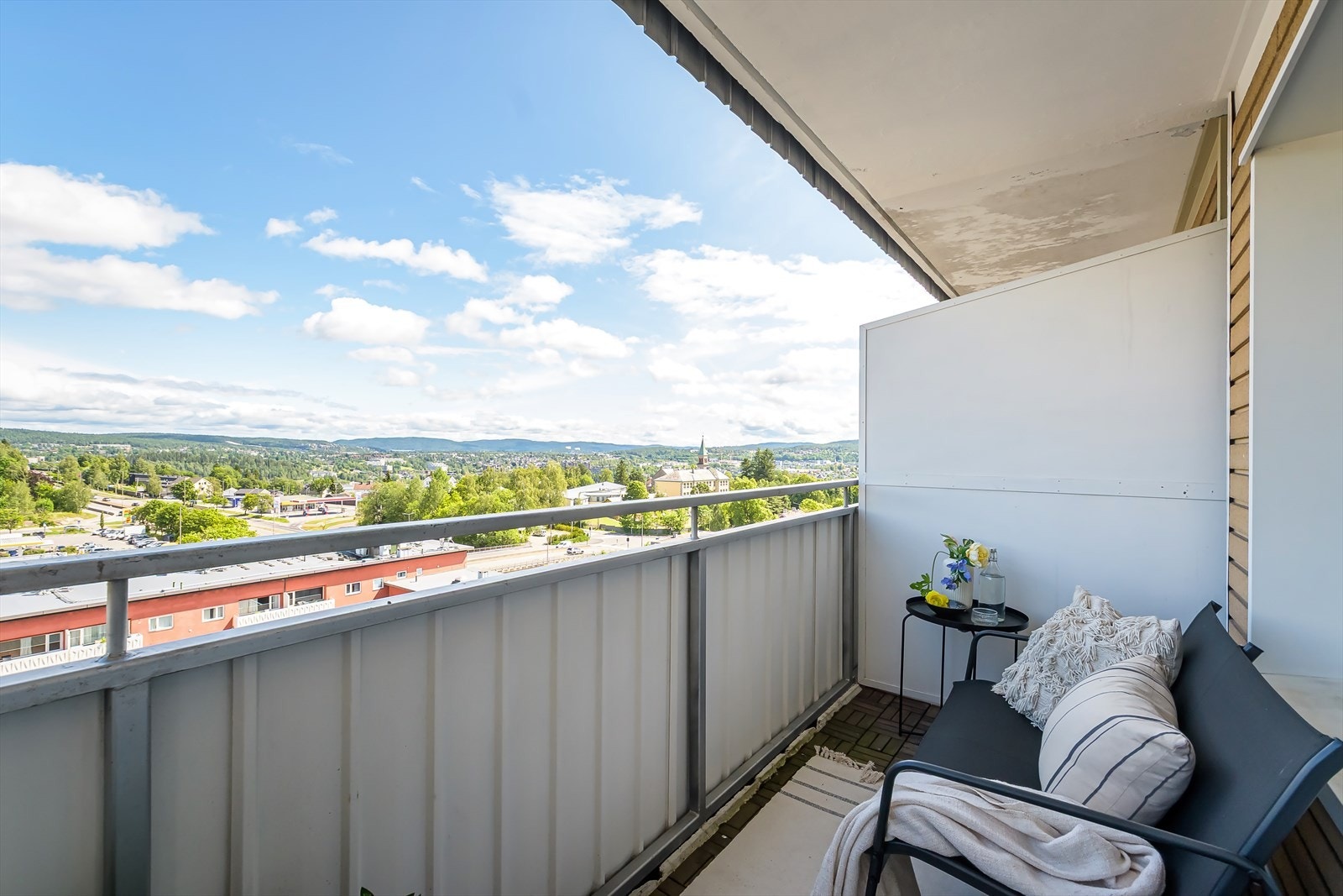 Østvendt balkong på ca. 4,5 kvm med sol fra morgen til ca. kl. 13 (i følge sunseeker). Galleribilde