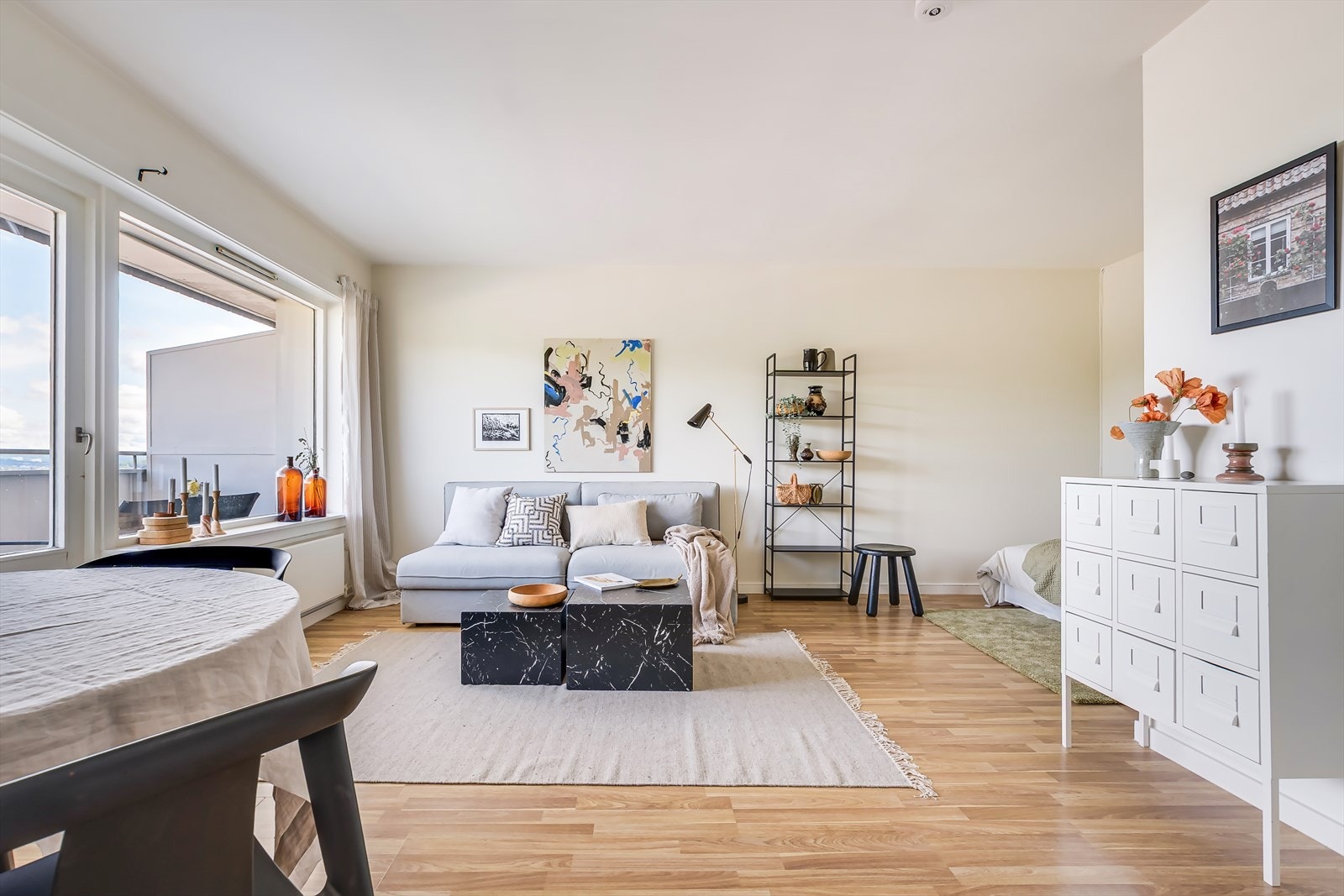 Stuen - Det er slette vegg og takflater. På gulvet er det en laminat med noe bruksmerker og svellinger opplyser takstmann. Galleribilde