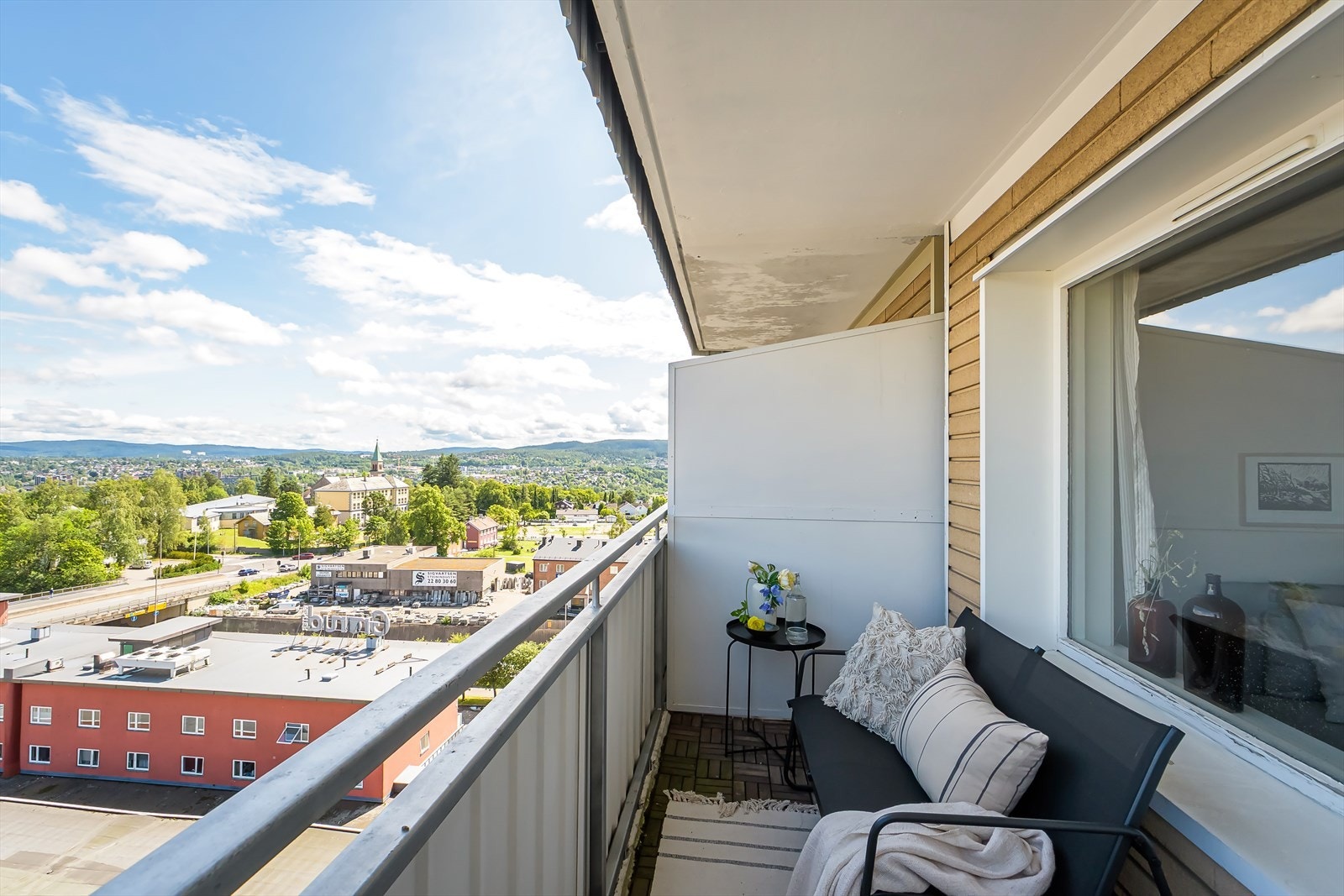 Koselig overbygget balkong med langstrakt utsikt! Her bor man høyt og fritt i 10.etg med heisadkomst. Galleribilde