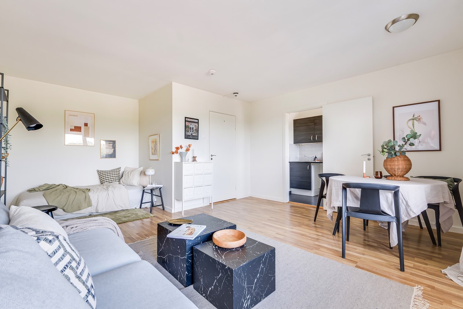 Romslig plass! Galleribilde