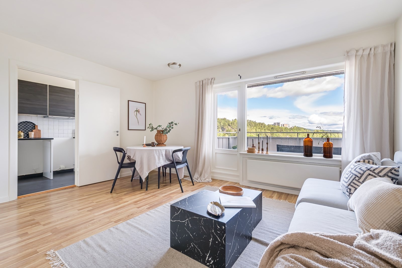 Utgang til balkongen fra stuen. Galleribilde