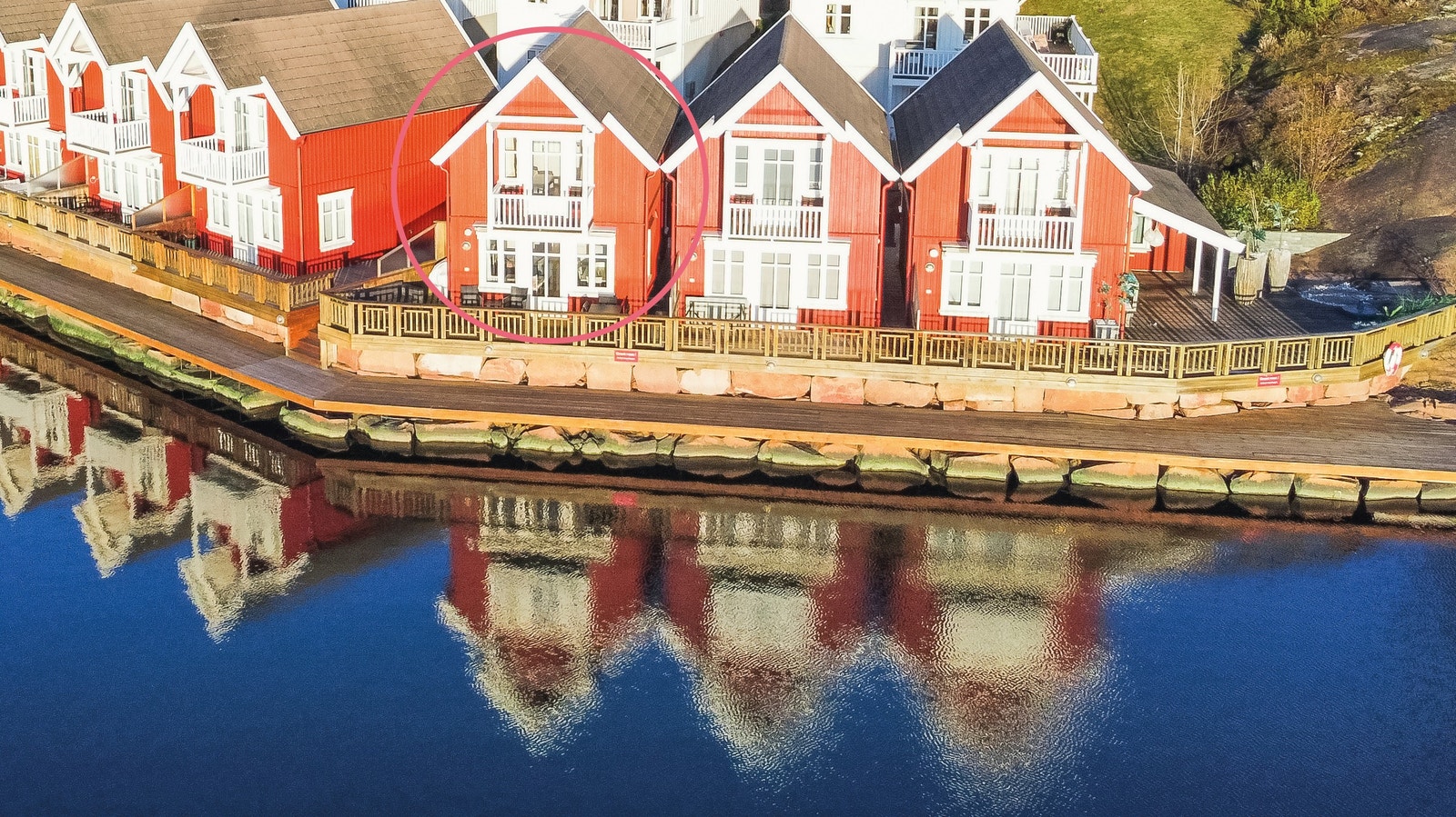 Sjøbod 120 ligger på knekken, 3. ytterst. Galleribilde