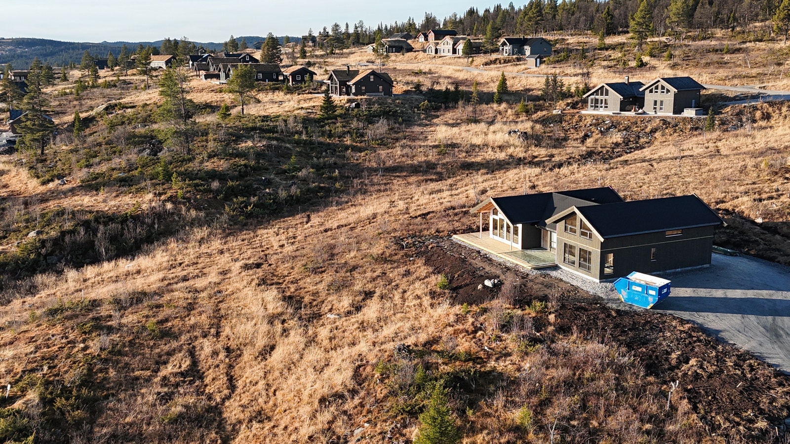 Solrikt område med god plass mellom hyttene Galleribilde