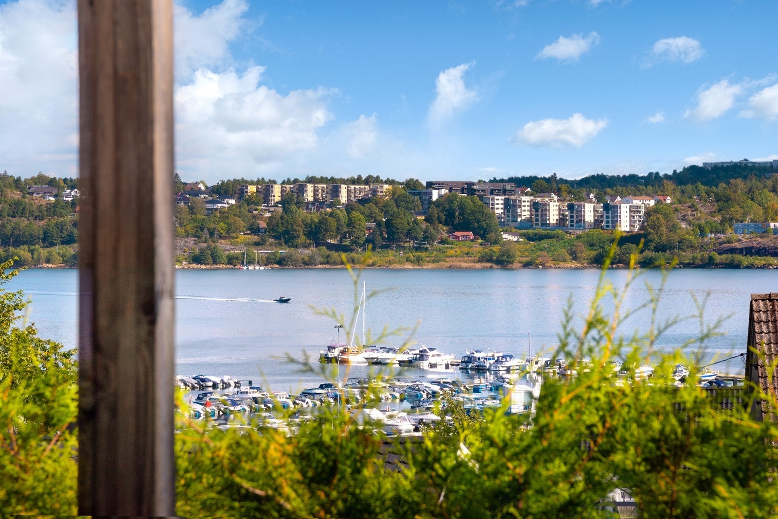 Leiligheten er en moderne og lys 2-roms selveierleilighet fra 2018 med solrik terrasse og flott sjøutsikt! Galleribilde