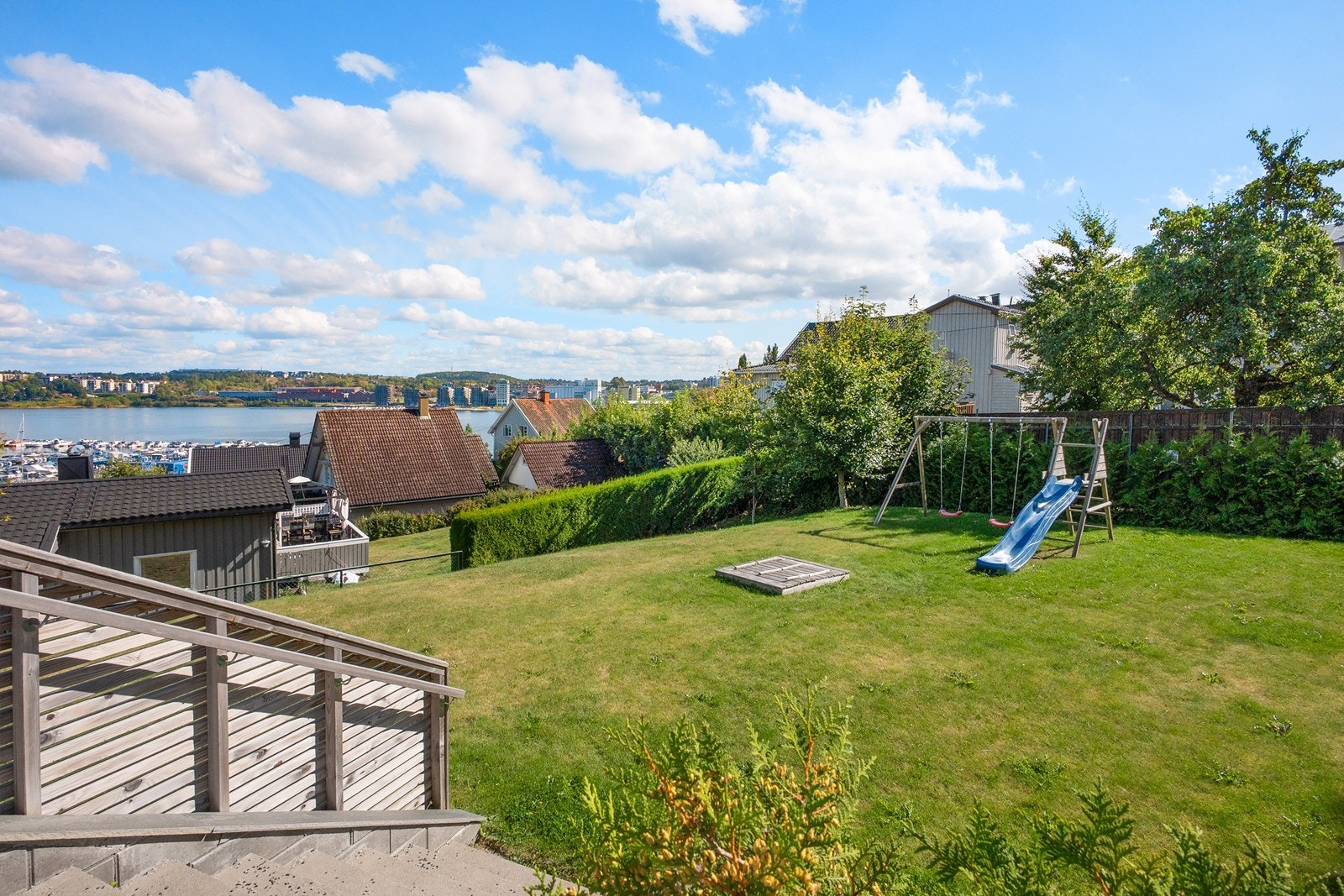 Sameiets felleshage ligger skjermet til, omkranset av hekk. Galleribilde