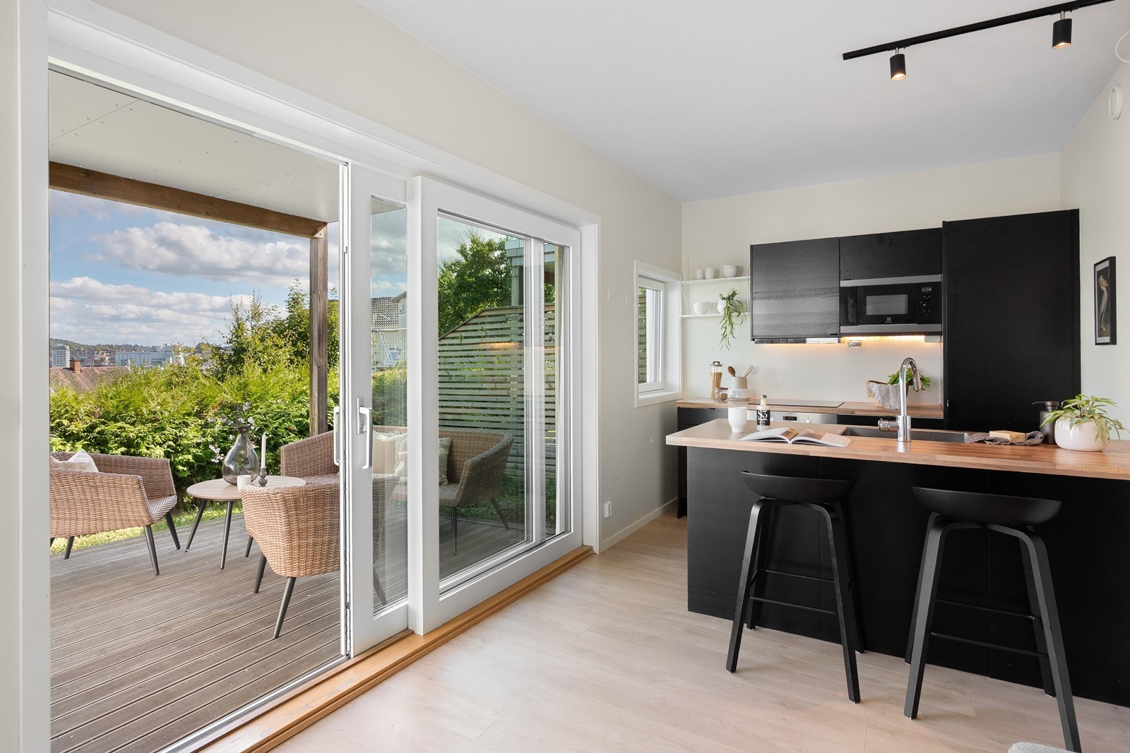 I sommerhalvåret fungerer terrassen som en forlengelse av stuen og kjøkkenet - ta enkelt med måltidene ut eller nyt rolige dager! Galleribilde