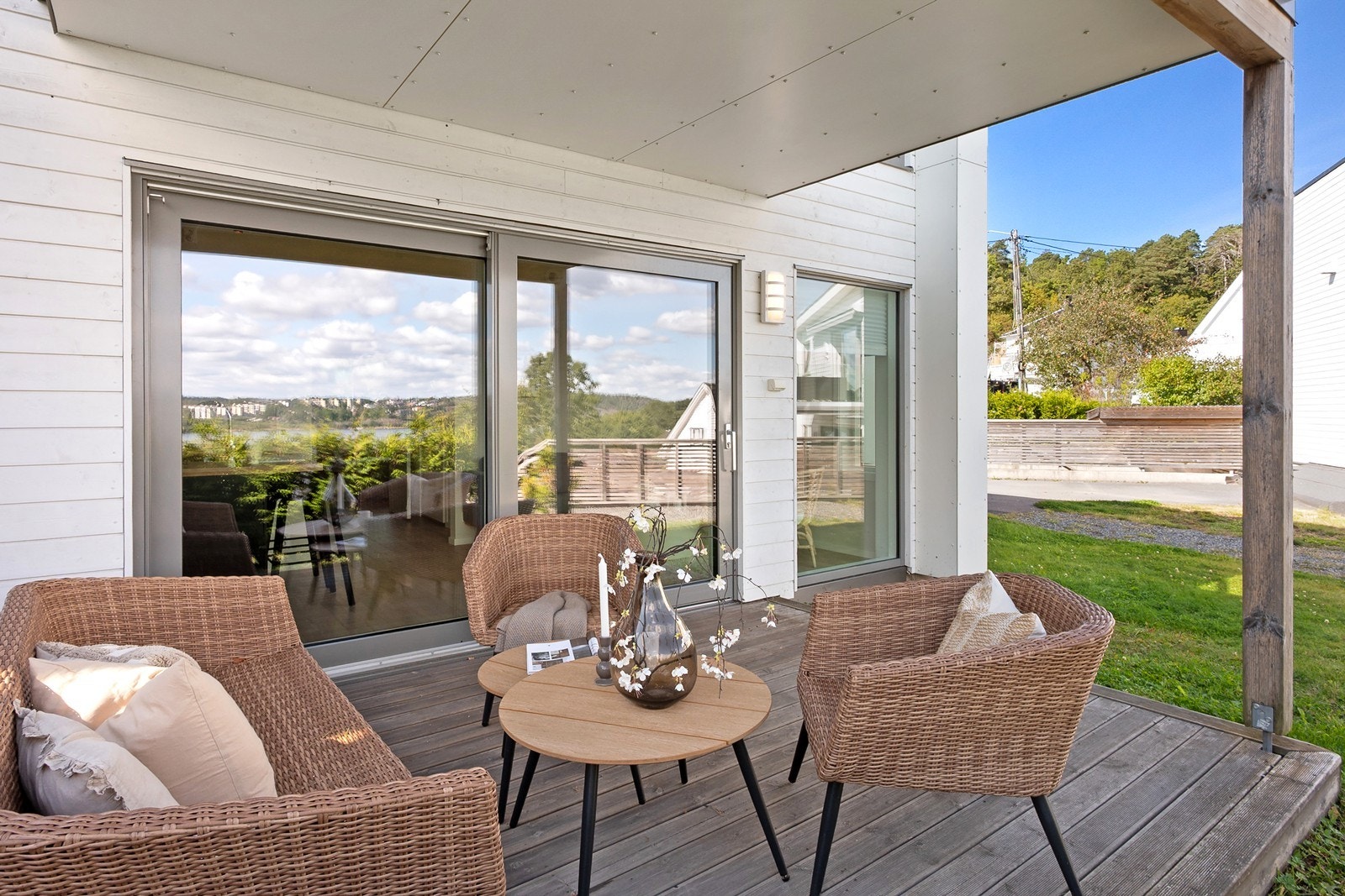 Terrassen har flere møbleringsmuligheter med plass til bl.a. spisebord eller en loungegruppe. Galleribilde