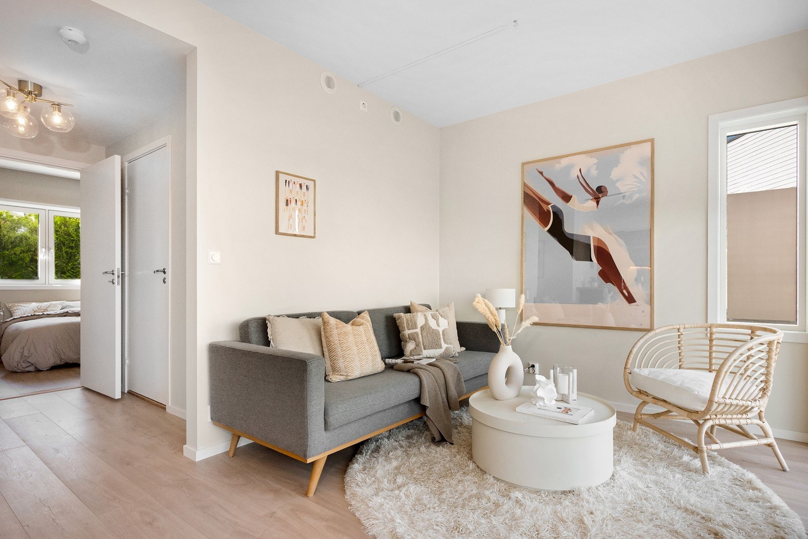 I stuen er det plass til en hyggelig sofaløsning med tilhørende bord. Galleribilde