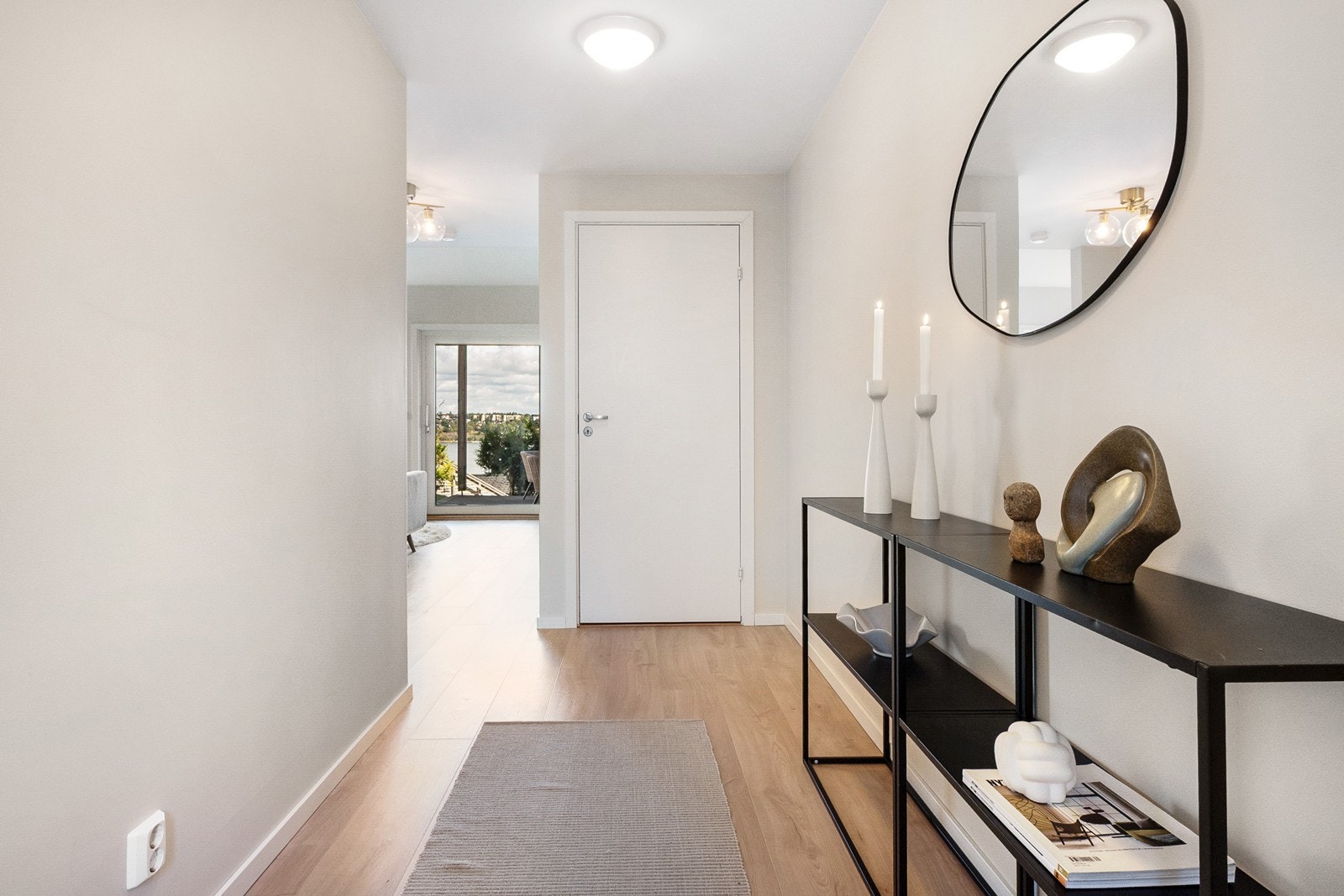 Leilighetens entré er romslig med god plass til garderobemøbel eller sittebenk. For ytterligere oppbevaring ligger det en praktisk bod i tilknytning til gangen. Galleribilde