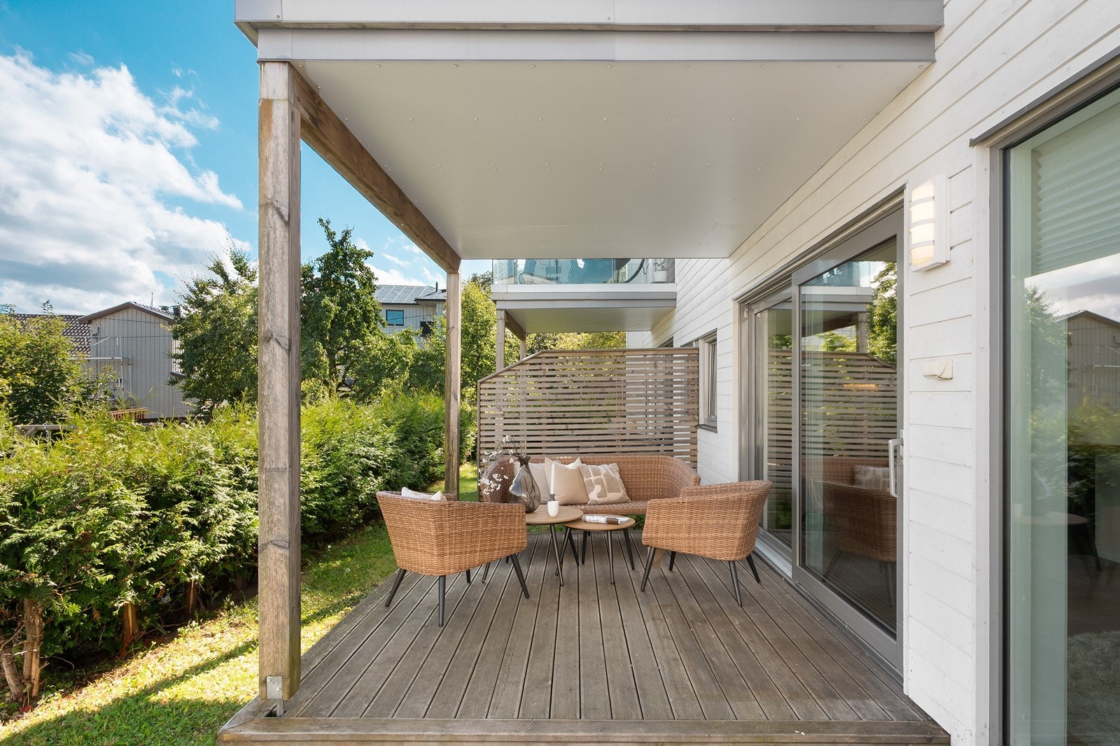 Fra leilighetens terrasse kommer er det videre adkomst til felles grønn hage og lekestativ. Galleribilde