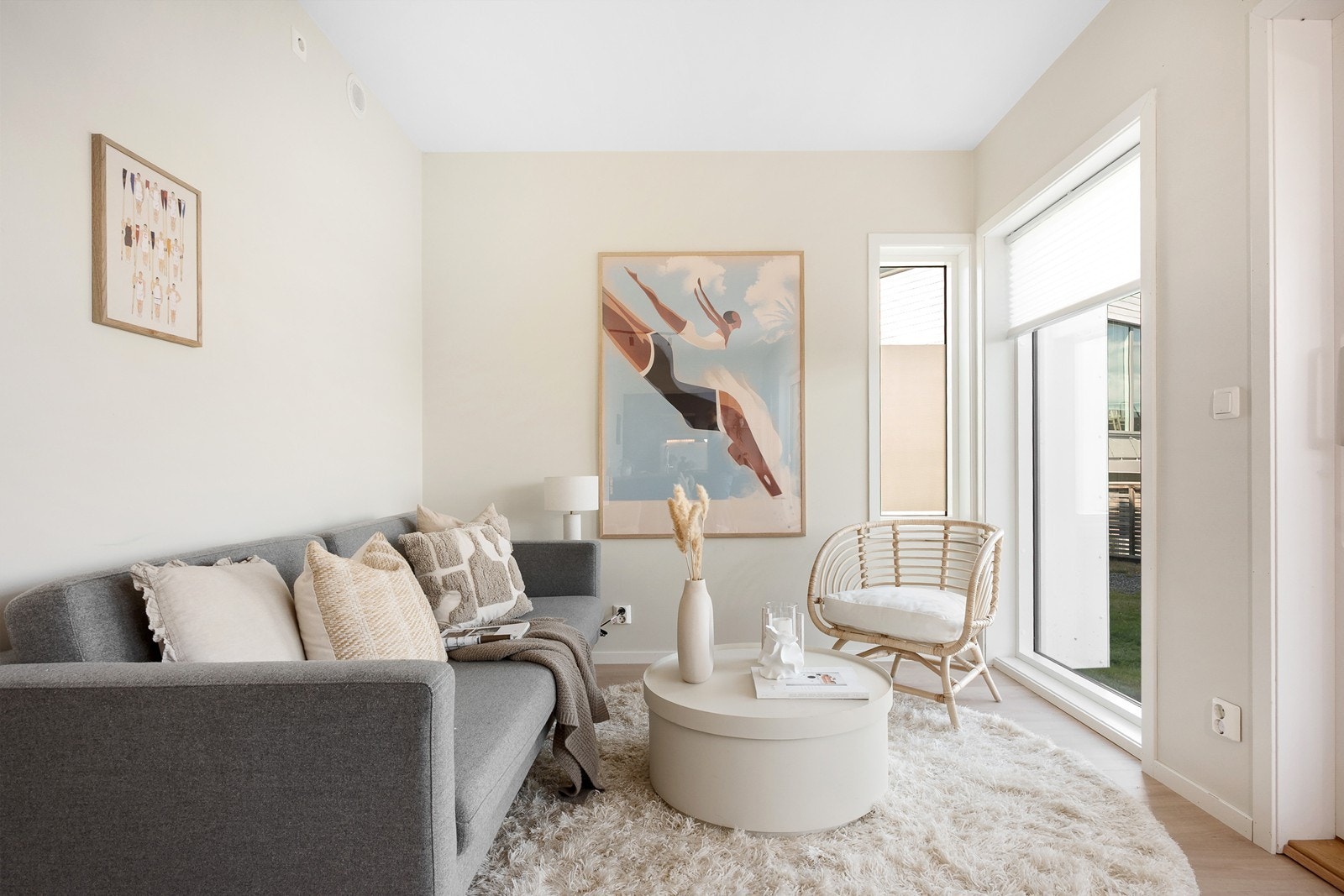 Stuen har store vindusflater som slipper inn rikelig med naturlig lys. Galleribilde