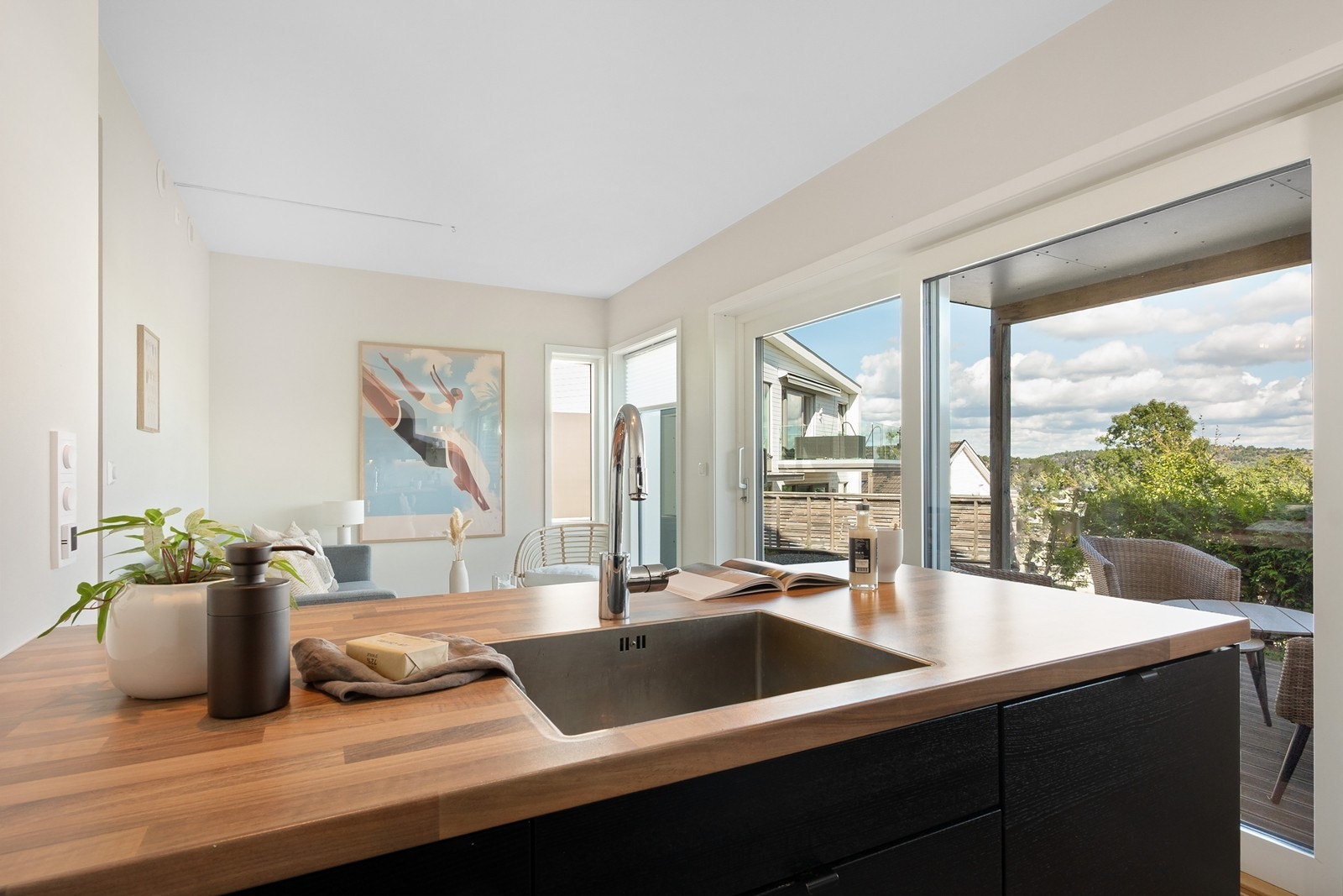 Kjøkkenøyen har nedfelt oppvaskkum, oppbevaring og barløsning. Galleribilde