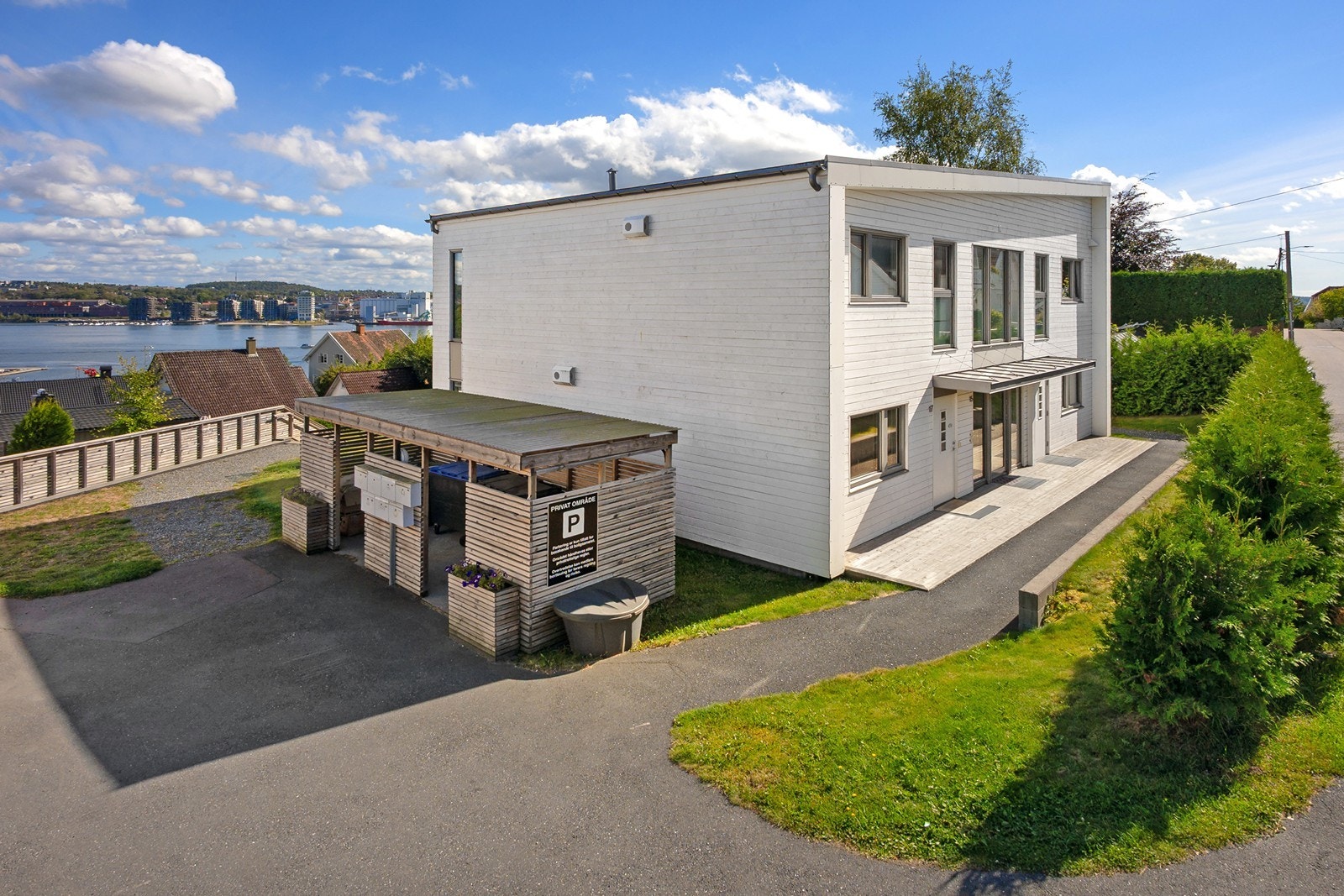 Leiligheten har enkel adkomst og parkering gjøres enkelt i felles parkeringskjeller. Galleribilde