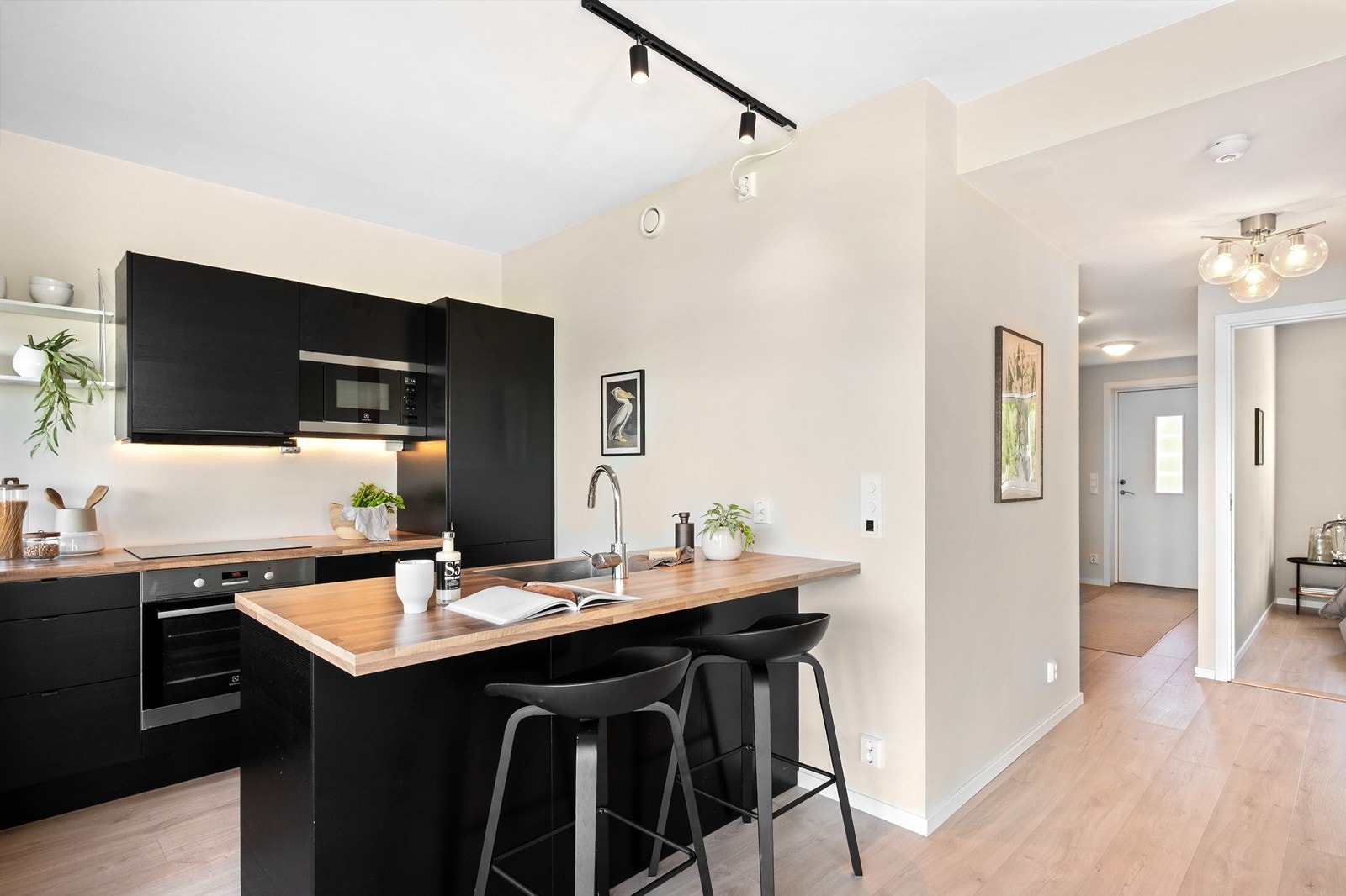 Leiligheten har lyse overflater og gulvvarme i gang, bad, stue og kjøkken for behagelig oppvarming. Galleribilde