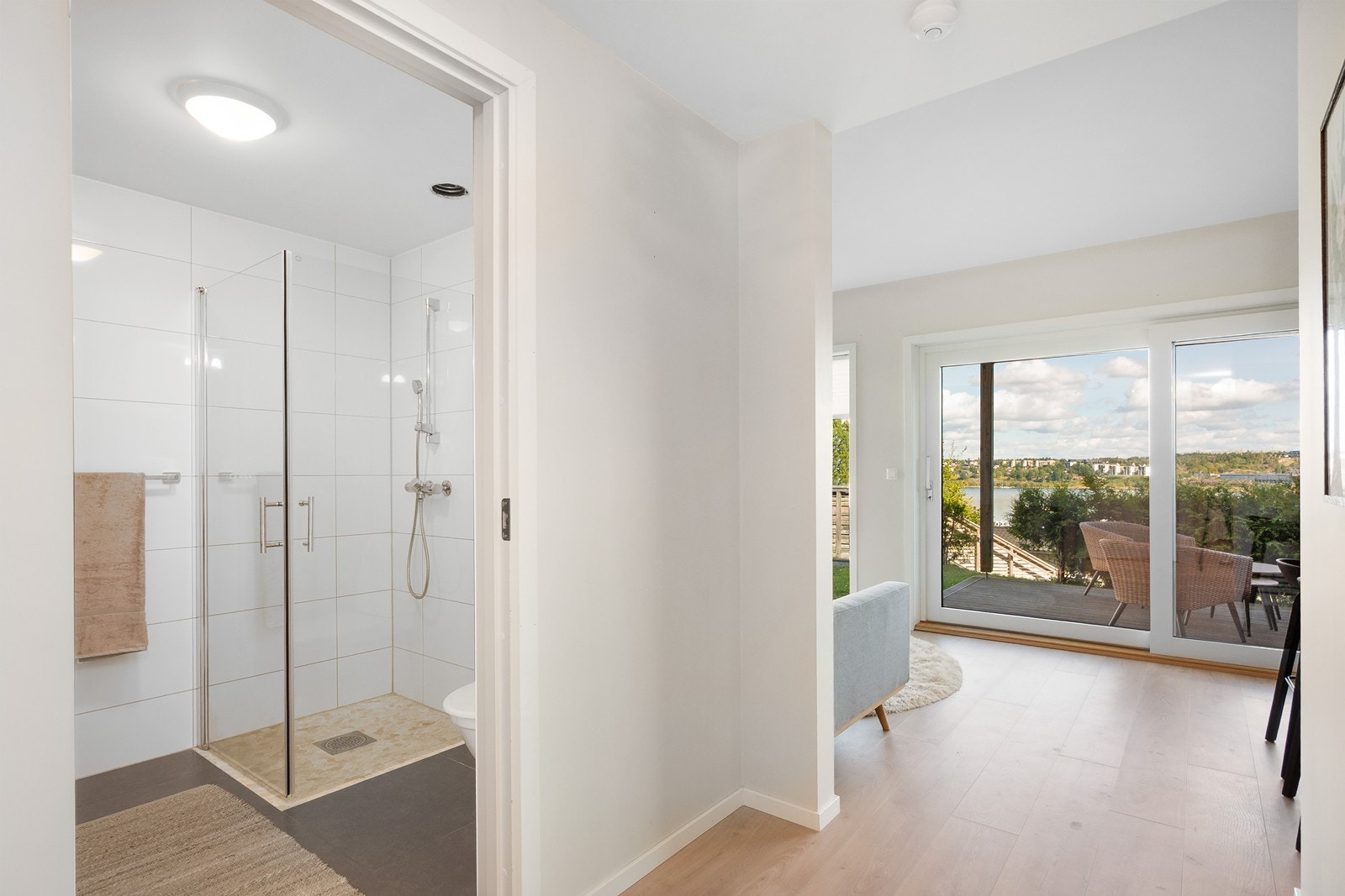 Leilighetens bad har praktisk adkomst fra gangen. Galleribilde