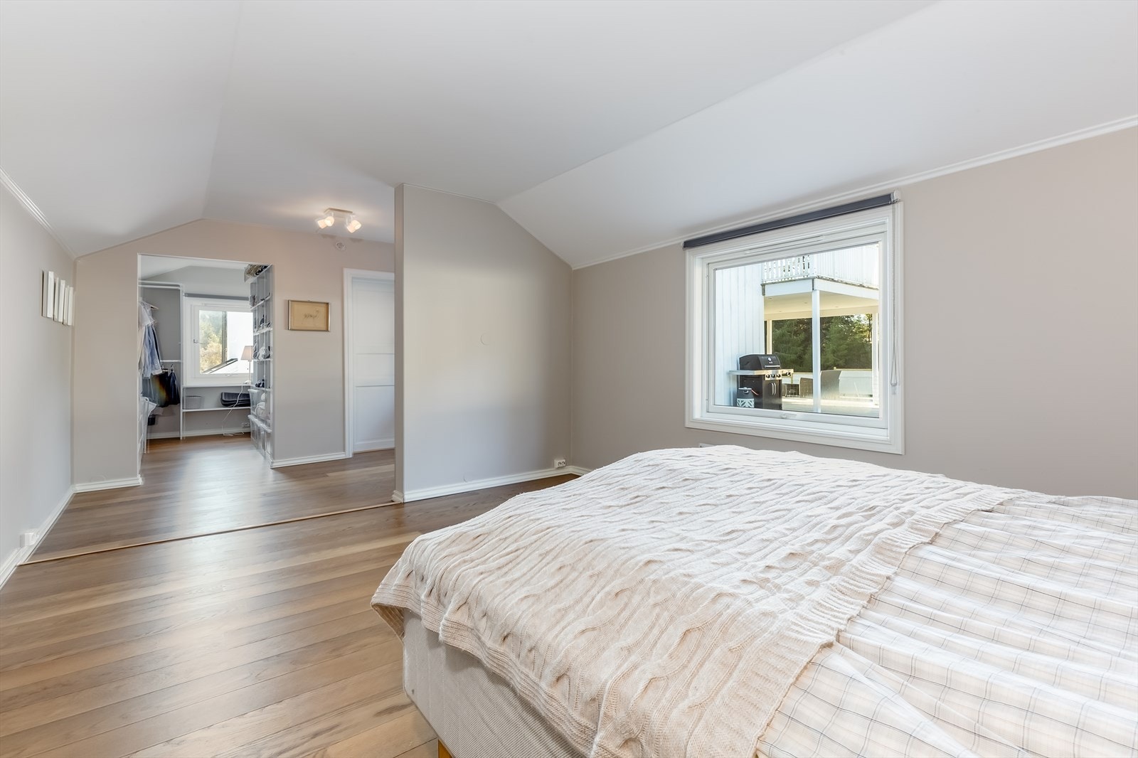 Hovedsoverom i 1. etasje har romslig walk-in-closet Galleribilde