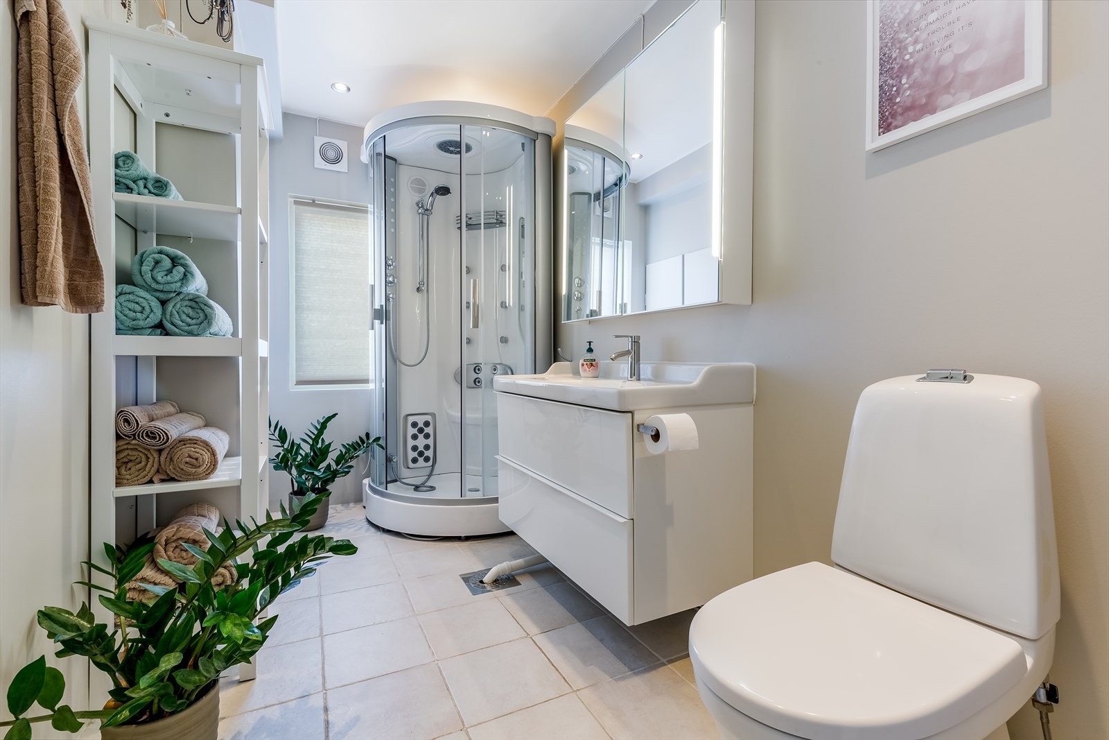 Bad i første etasje (dusjkabinett er fjernet etter at bildet er tatt) Galleribilde