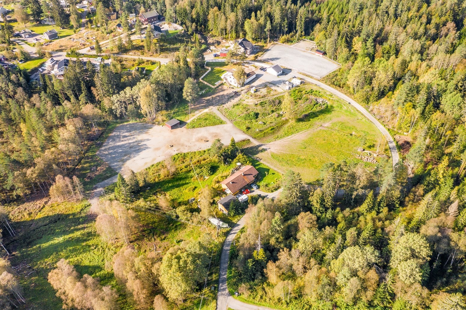 Ridebanen ligger rett ovenfor boligen Galleribilde