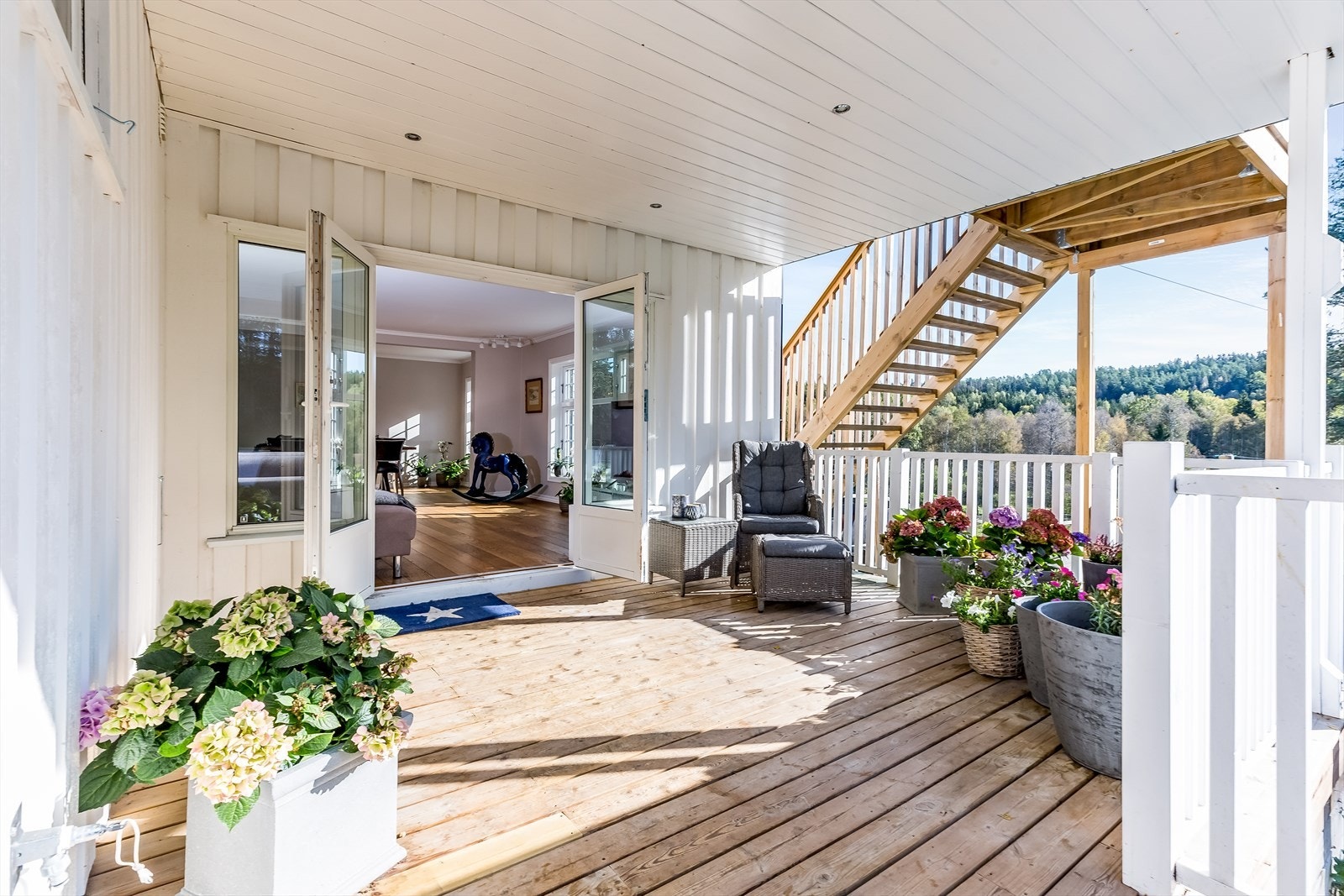 Eiendommen har flere fine uteplasser Galleribilde