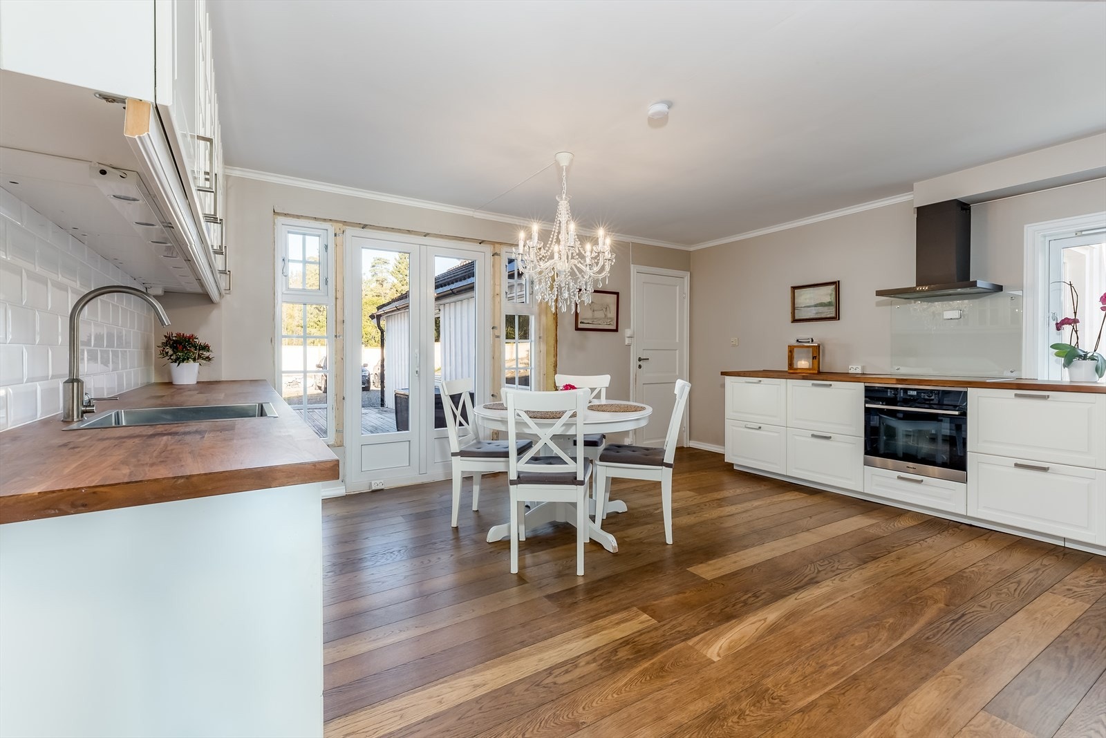 Romslig kjøkken med mye skap- og benkeplass Galleribilde