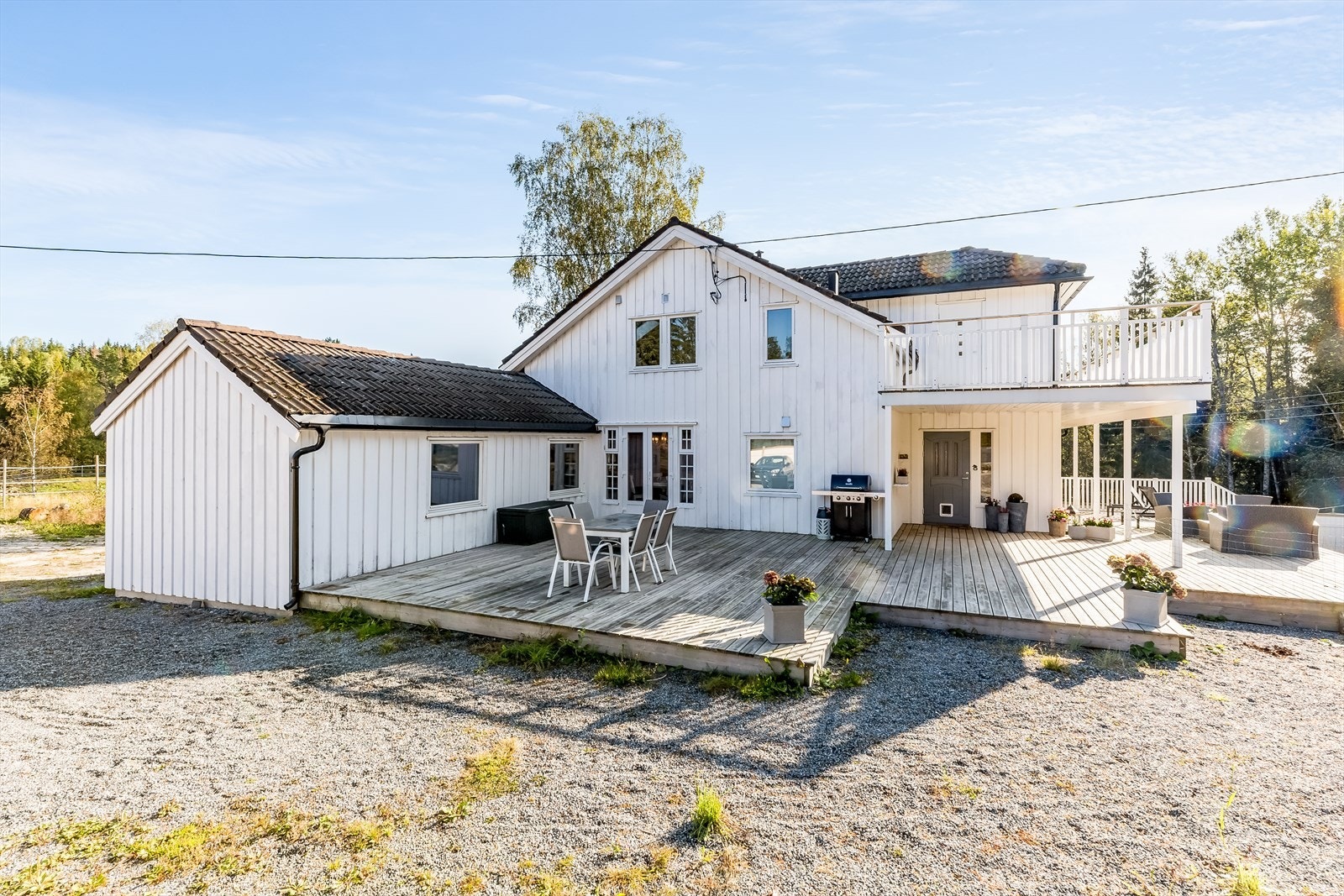 Eiendommen har flere fine uteplasser Galleribilde