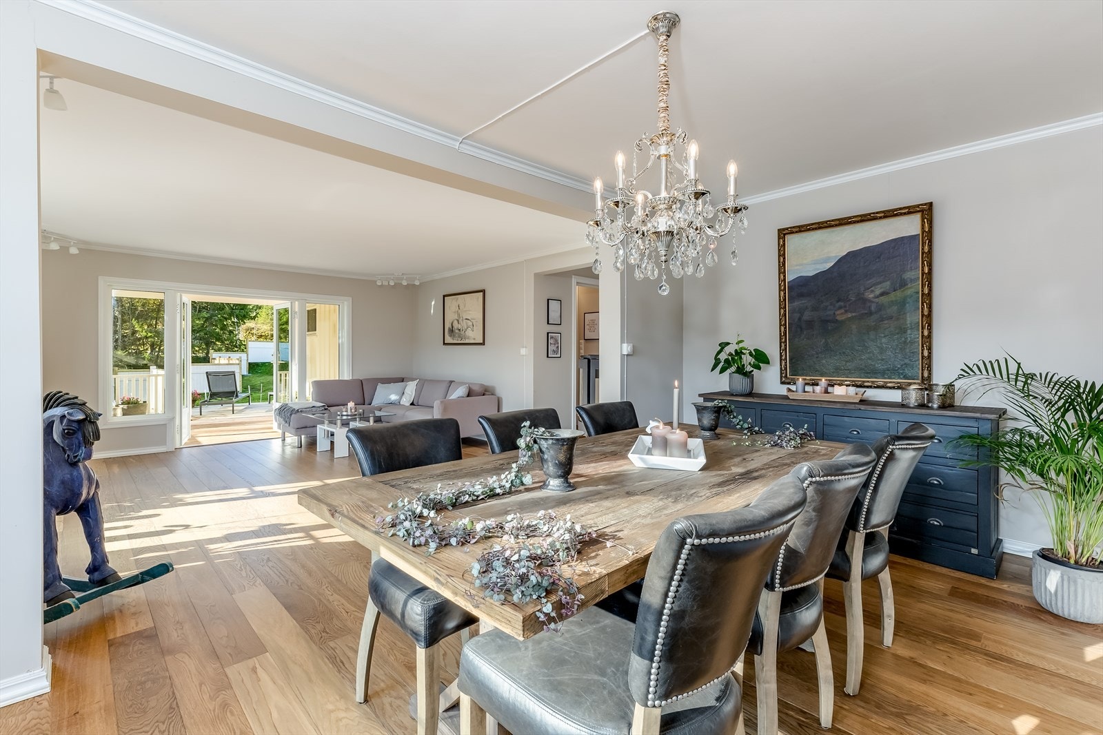 Spisestue (flere nyere vinduer i denne etasjen) Galleribilde