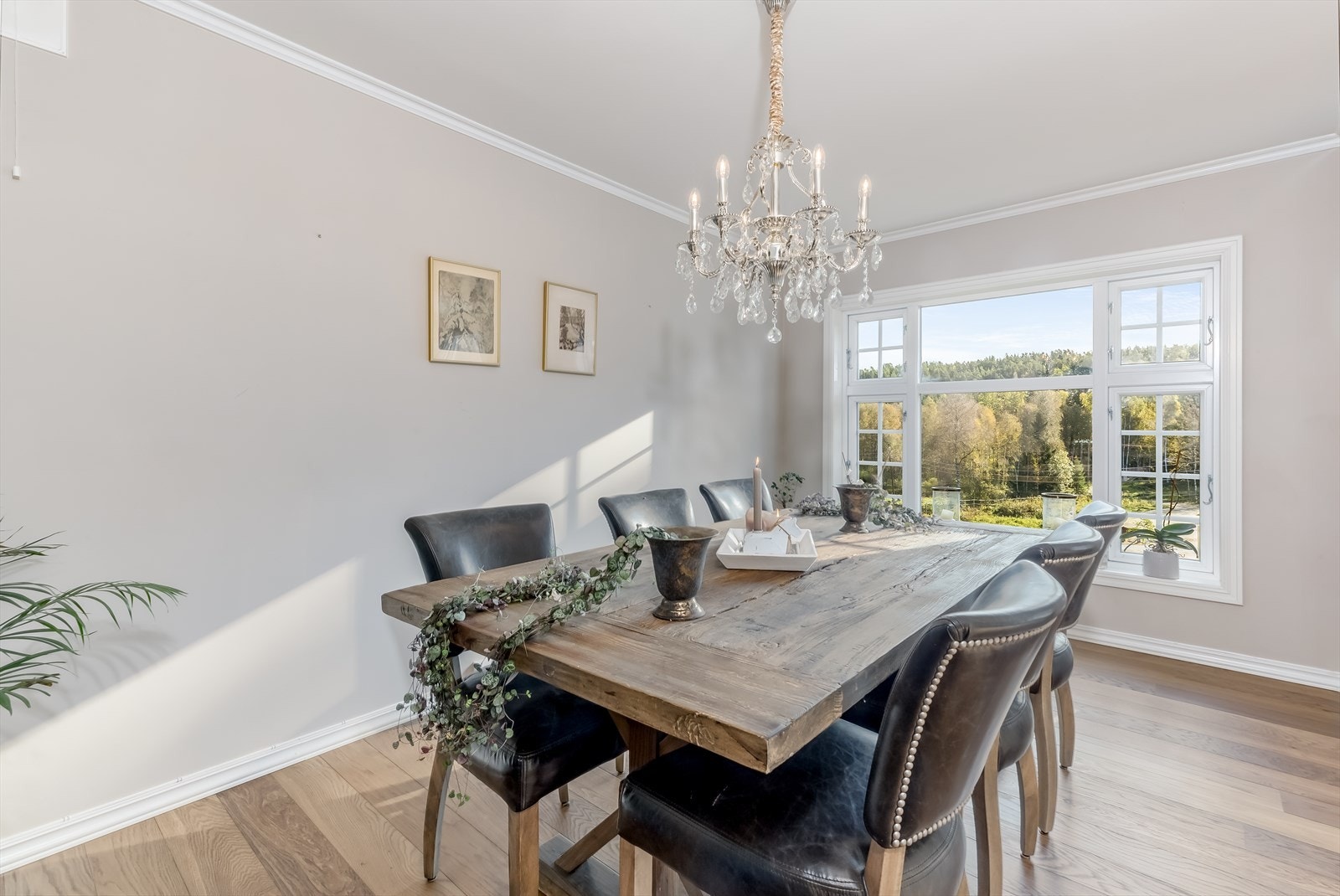 Spisestue (flere nyere vinduer i denne etasjen) Galleribilde