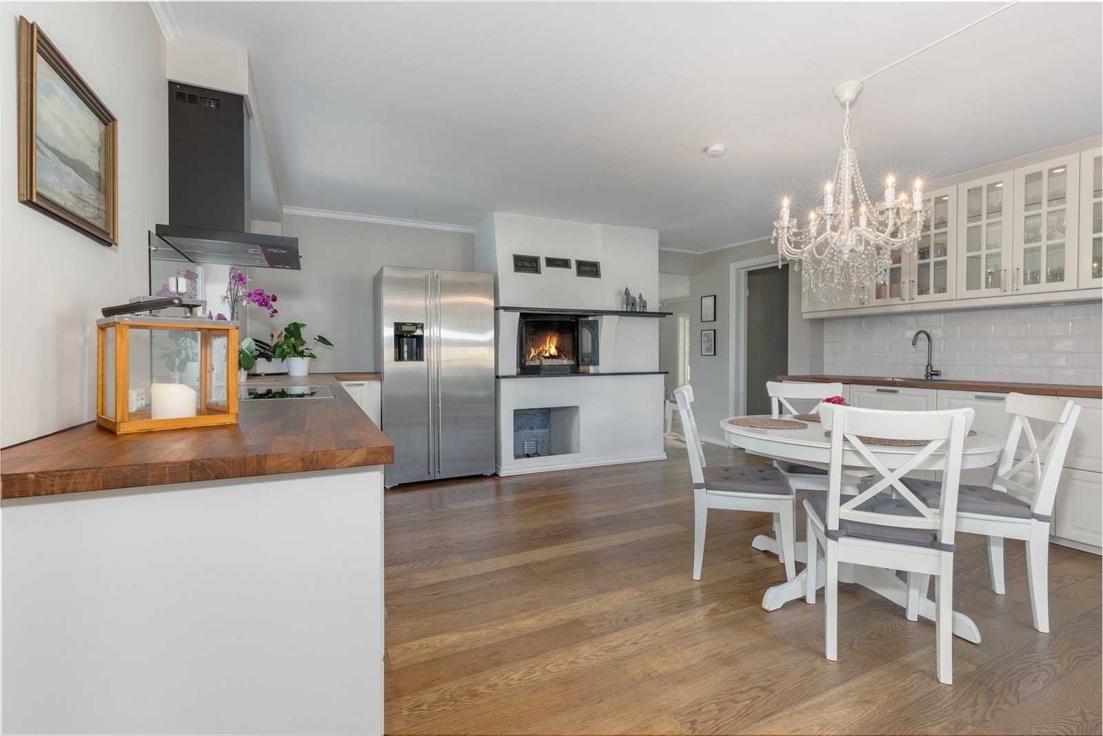 Romslig kjøkken med mye skap- og benkeplass Galleribilde