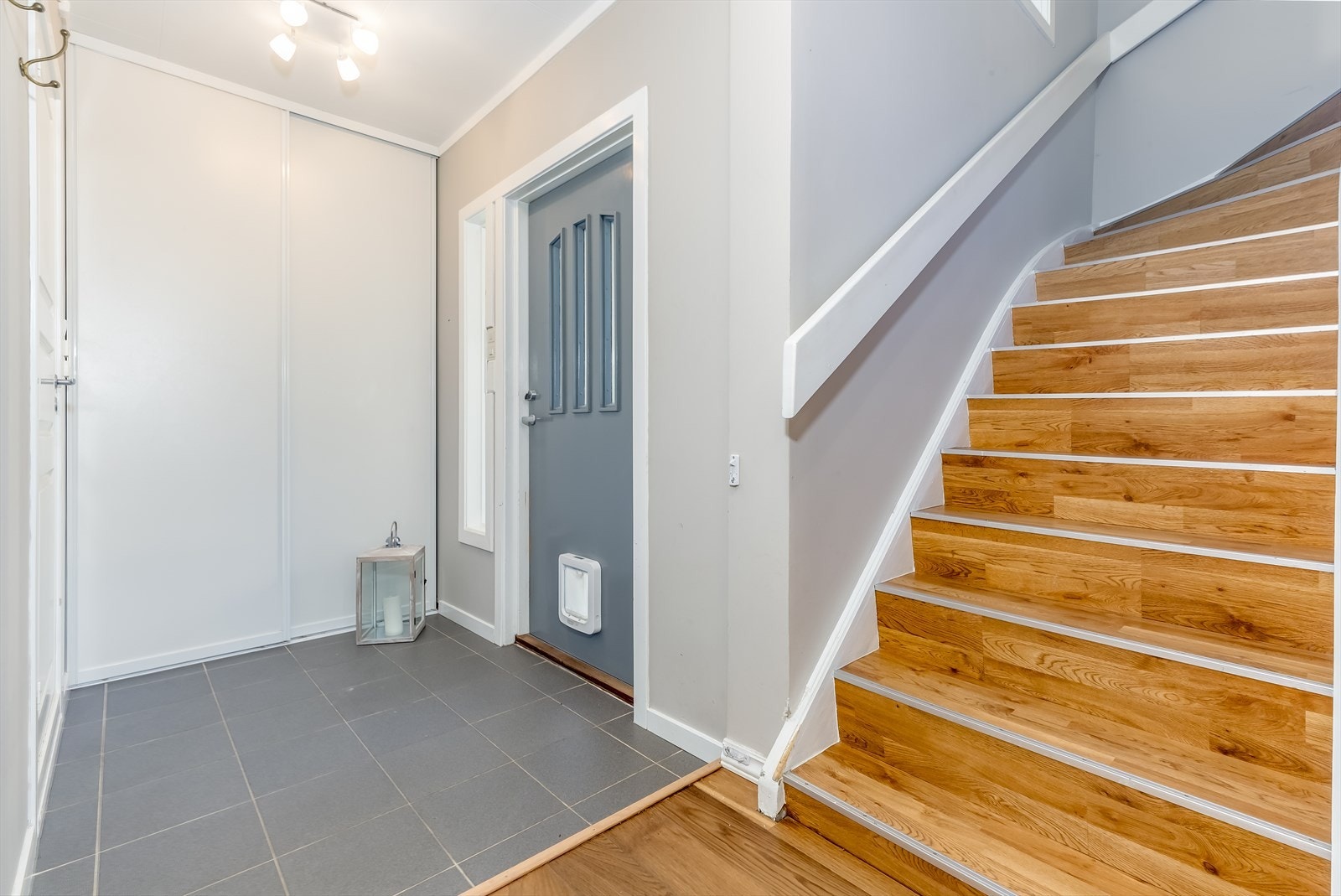 Entré med skyvedørsgarderobe Galleribilde