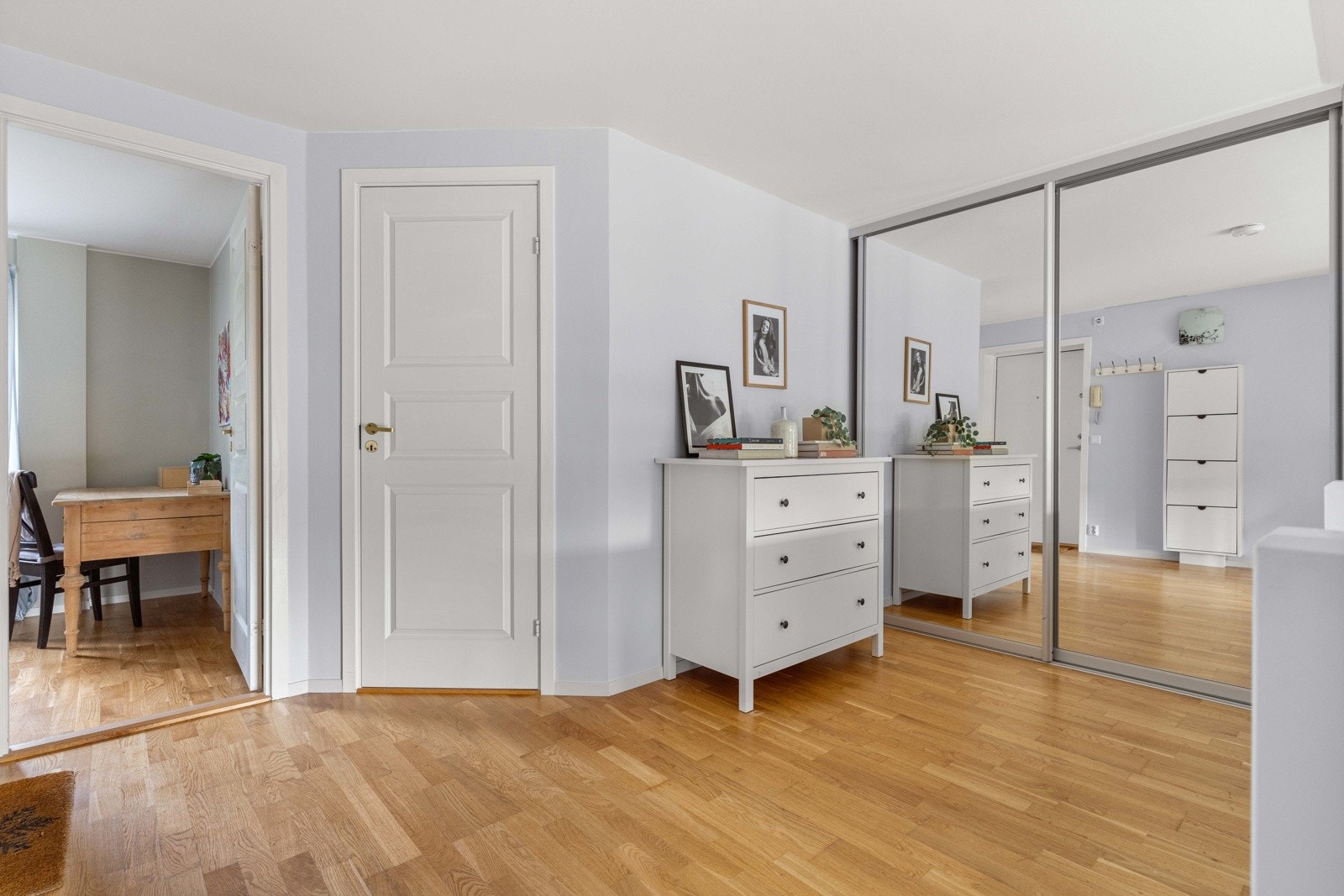 Leiligheten er lys og imøtekommende. Her har du god plass til å henge fra deg yttertøy og sko Galleribilde