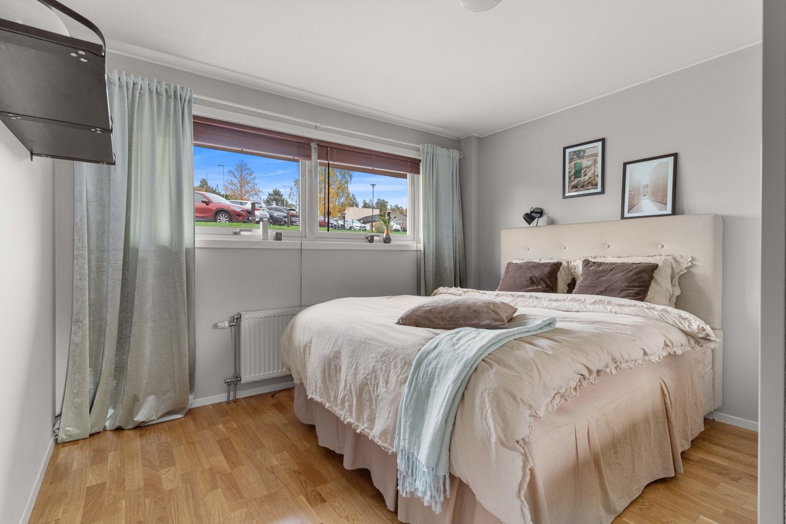 Leiligheten har to soverom av god størrelse, begge med behagelige fargetoner på veggene Galleribilde