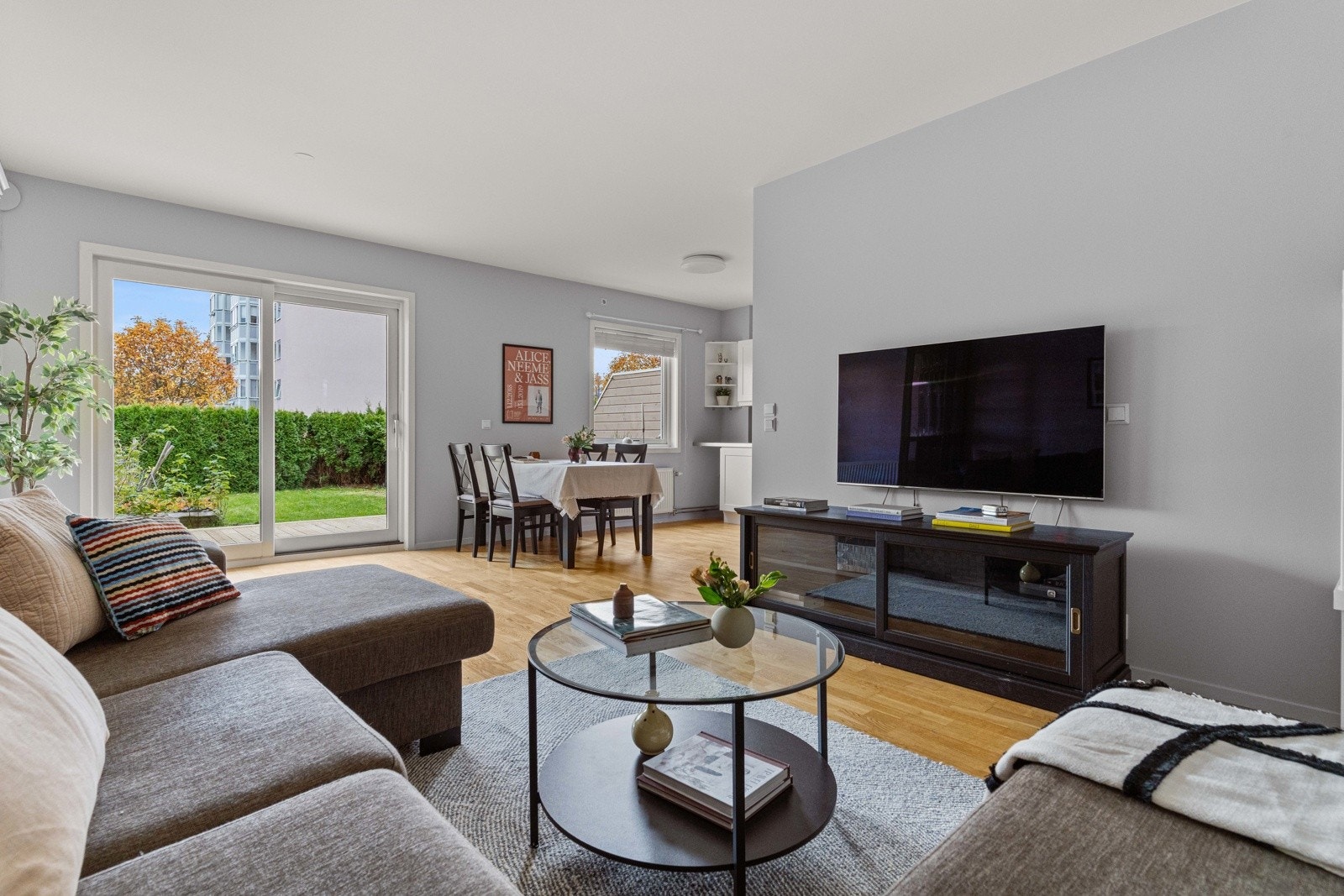 Rikelig med vinduer som slipper inn mengder med naturlig lys Galleribilde