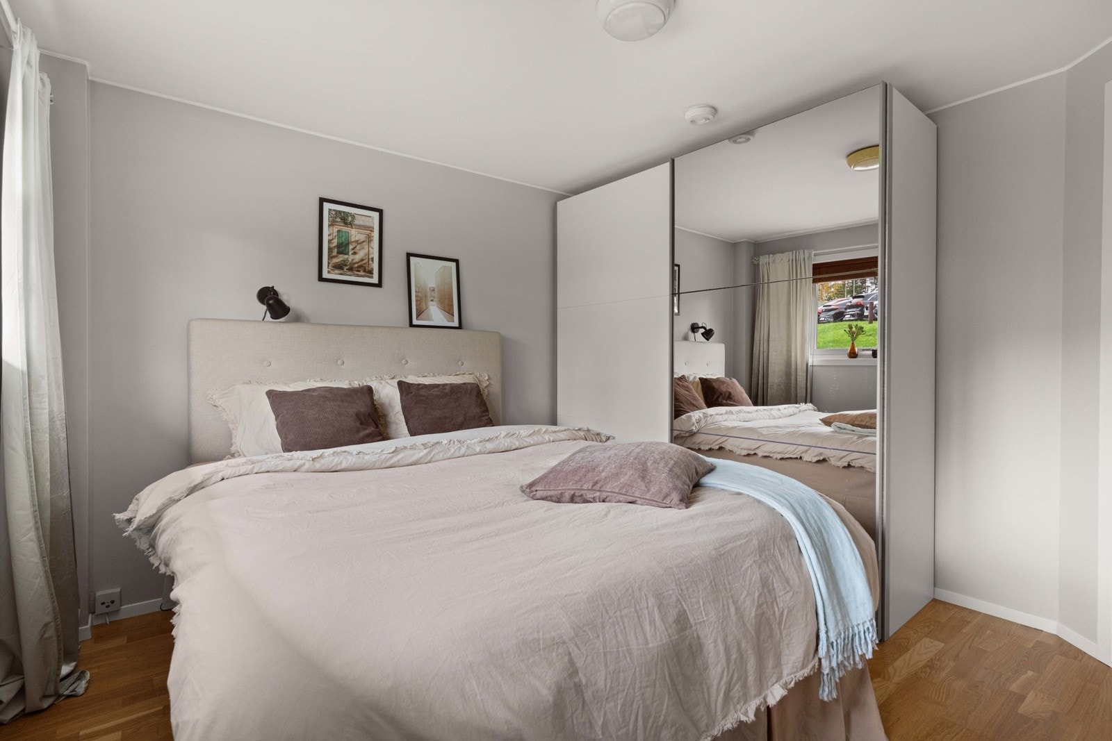 Skyvedørsgarderobe. Ekstra oppbevaring i bod i kjeller Galleribilde