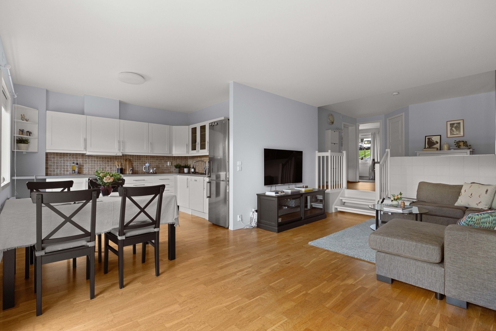 Åpen løsning mellom stue og kjøkken Galleribilde