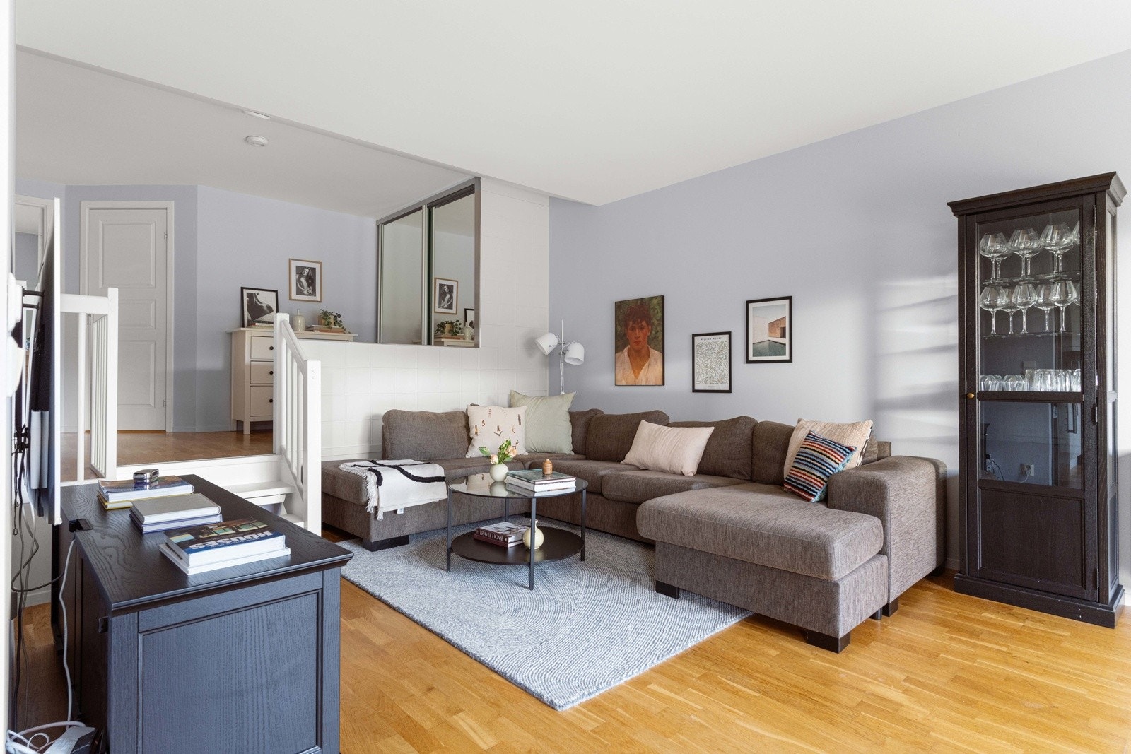 God plass til sofagruppe og tilhørende møblement Galleribilde