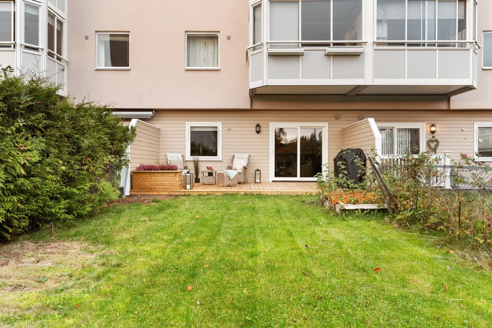 Med stor hage og terrasse Galleribilde