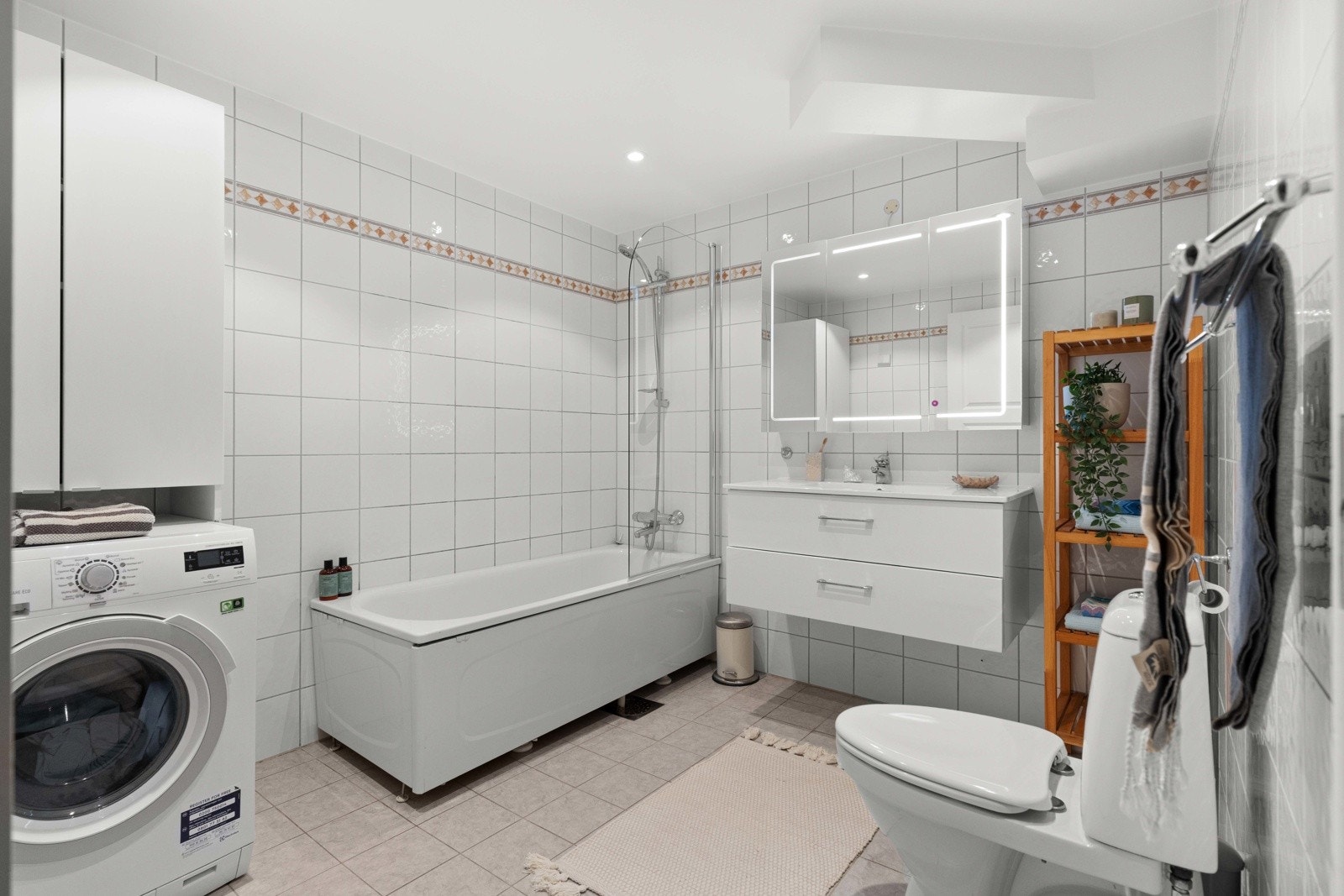 Badet har flislagte overflater og gulvvarme som gir en lun og behagelig følelse Galleribilde