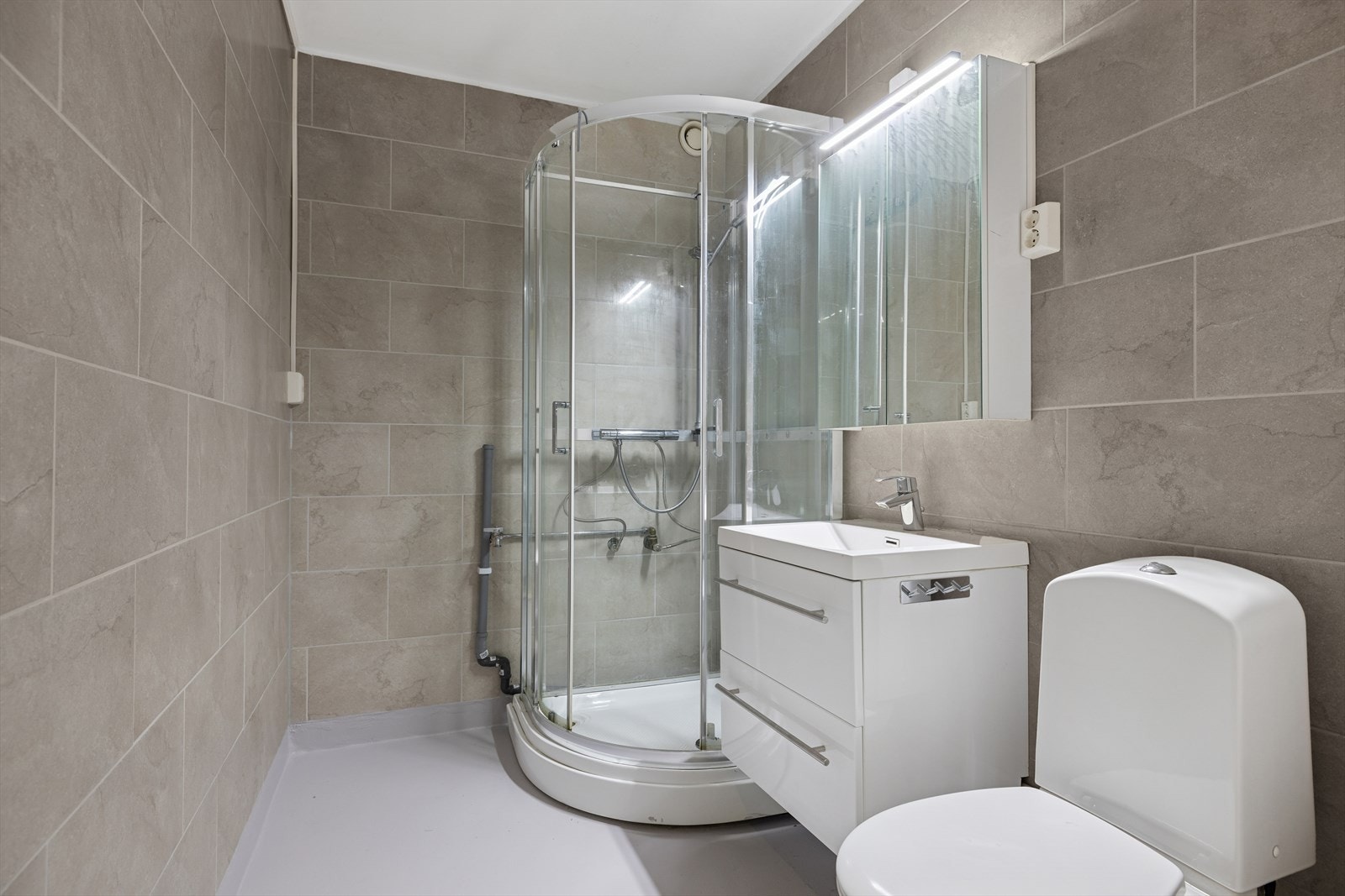 Det er opplegg for vaskemaskin på badet. Galleribilde