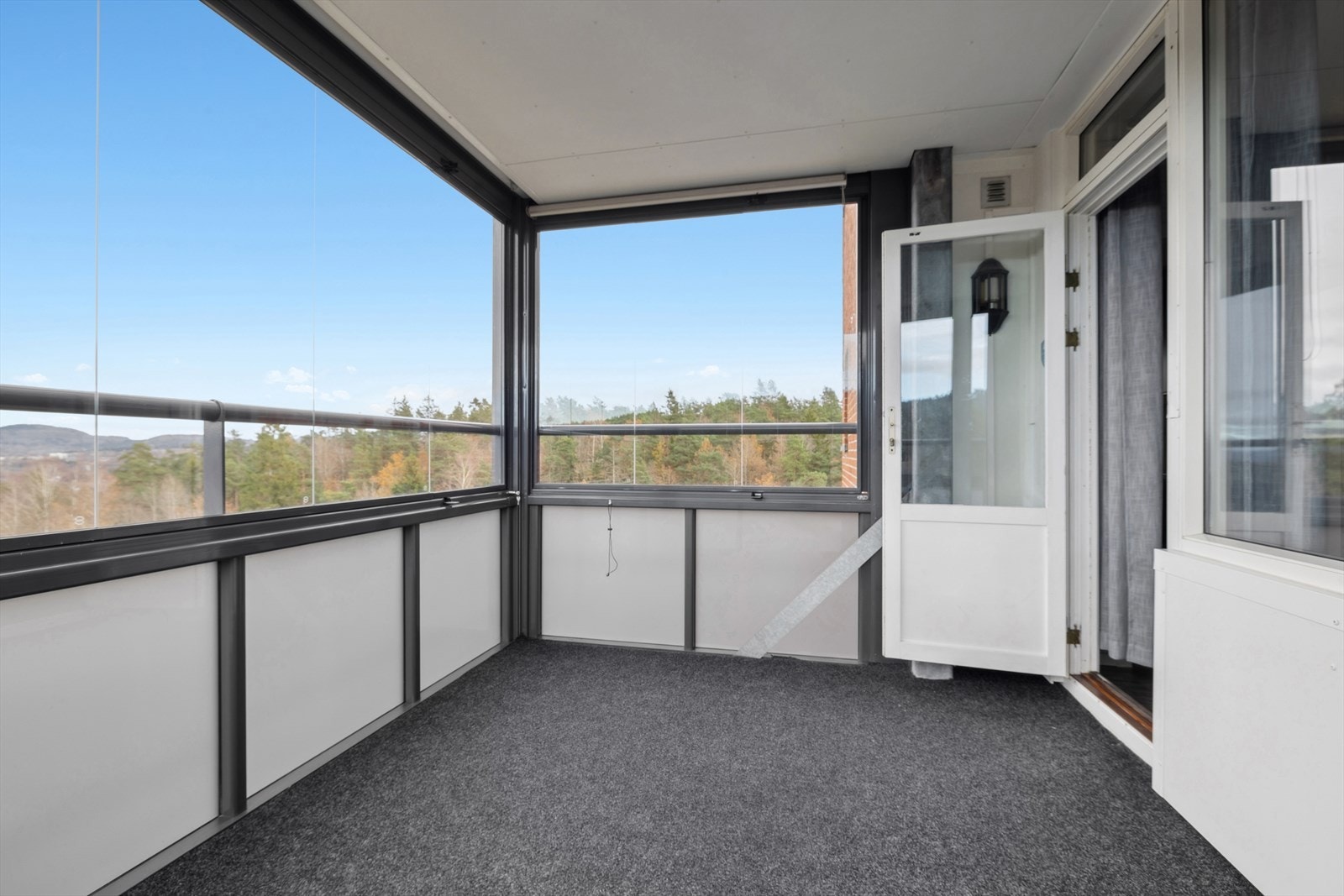 Flott utsikt fra balkongen, her kan man nyte utsikten hele året. Galleribilde