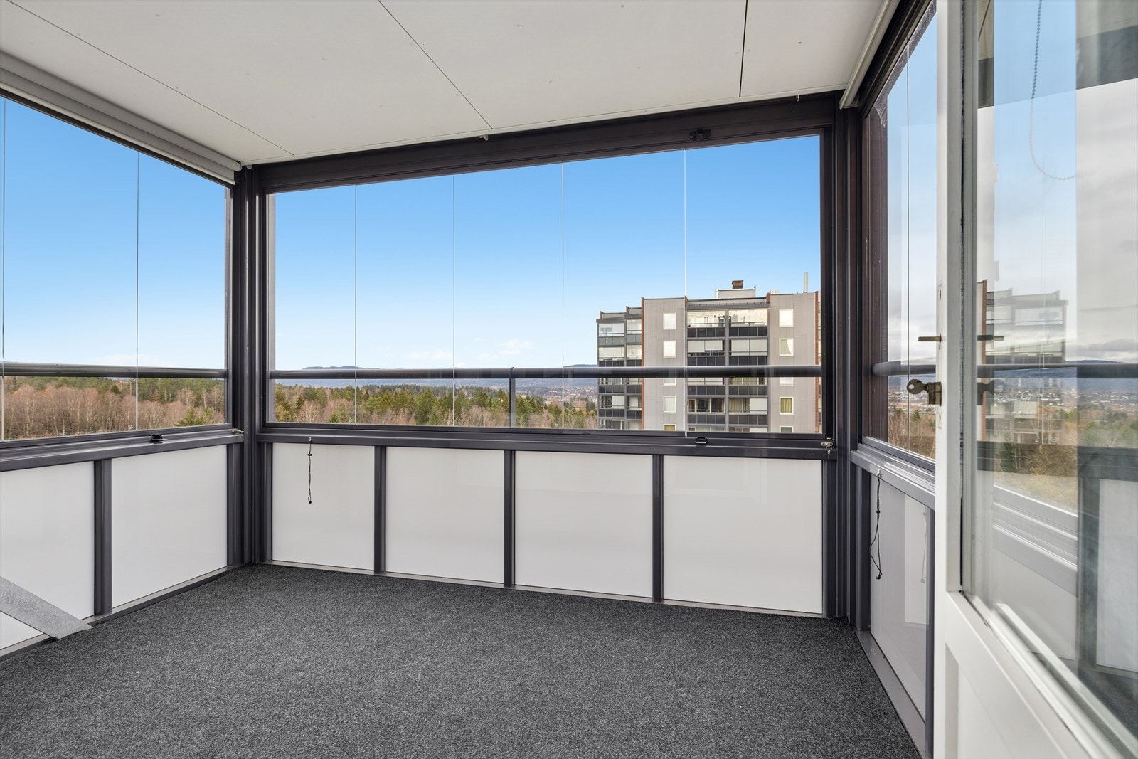 Nydelig innglasset balkong med utgang fra stua! Her er det god plass for ønsket møblering. Galleribilde