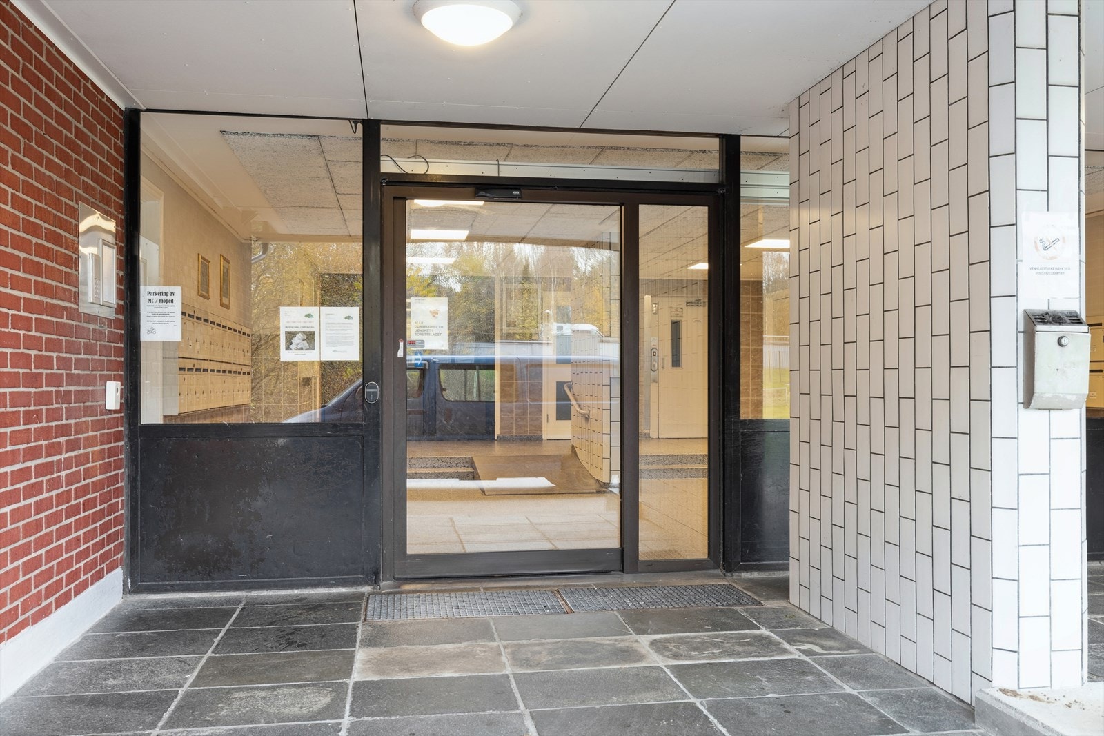 Velkommen inn! Felles inngangsparti til heisen som tar deg til 9.etasje. Galleribilde